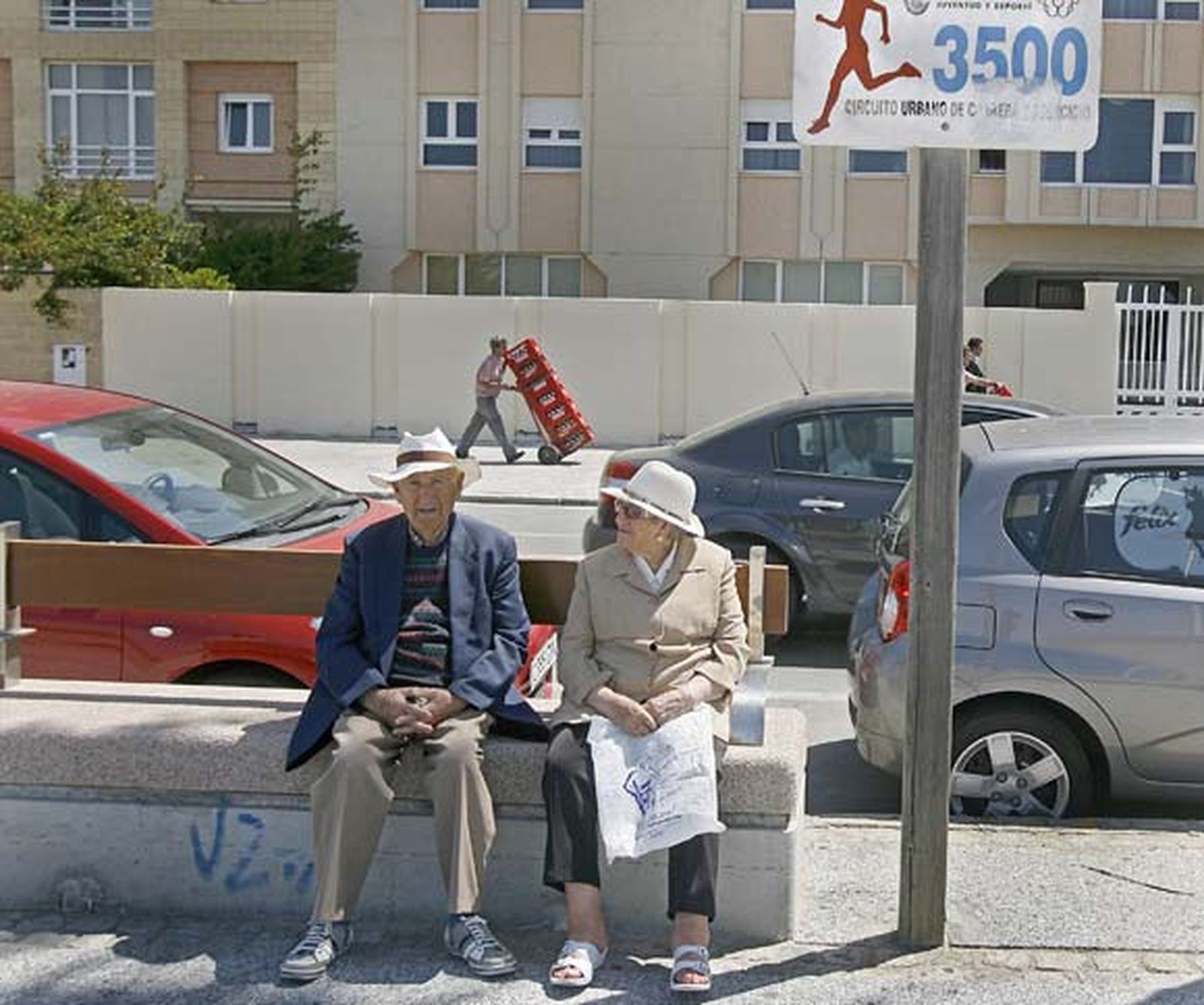 Decenas de operarios se afanan estos días por dejar la zona estrella del verano gaditano en perfecto estado./Joaquín Pino

Foto: Joaquin Pino