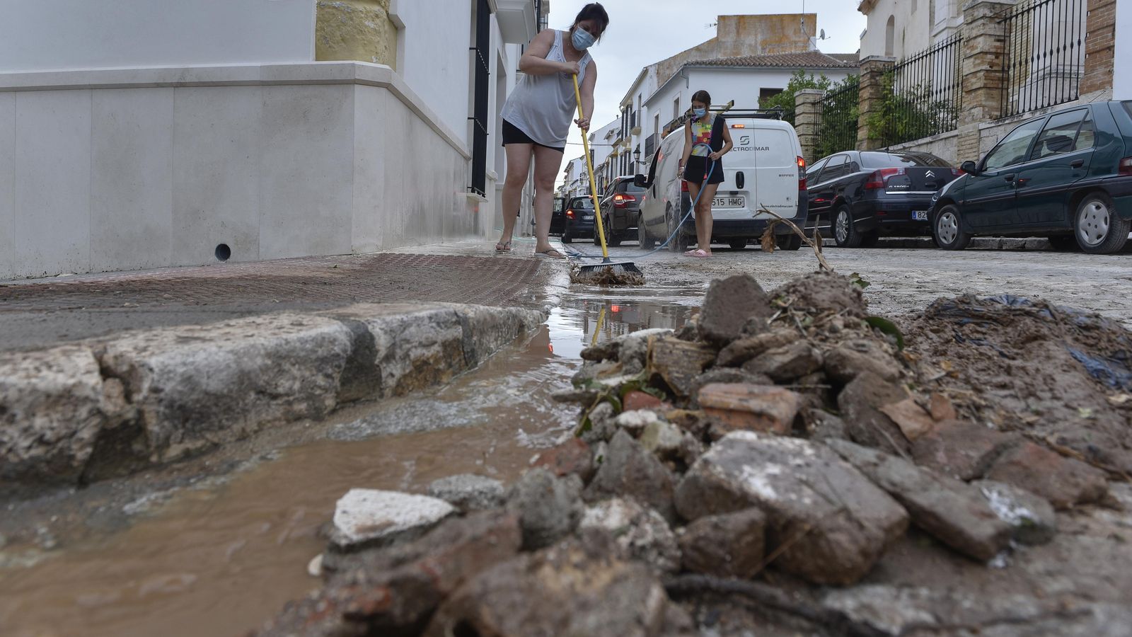 Labores de limpieza en la calle Virgen de la Esperanza.