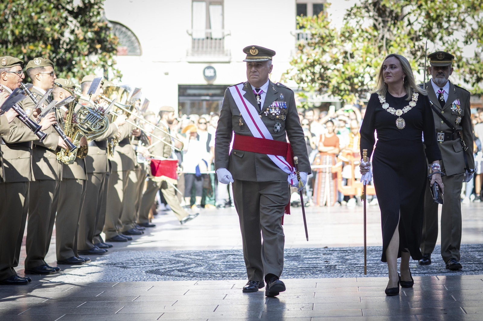 La alcaldesa de Granada pasa revista a un destacamento miliar en el Día de la Hispanidad