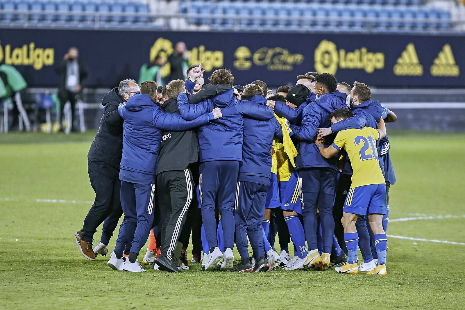 Jugadores y técnicos celebran la victoria ante el Barcelona.