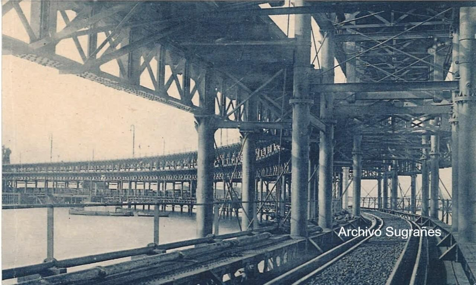 Postal en la que se muetsra el muelle en plena actividad industrial.