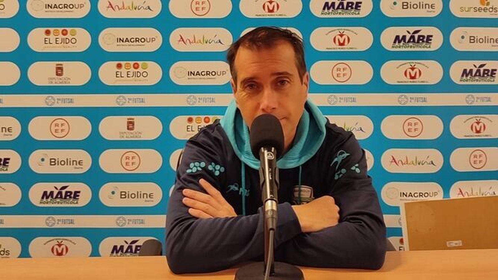 José Escrich atiende a los medios durante una rueda de prensa esta temporada.