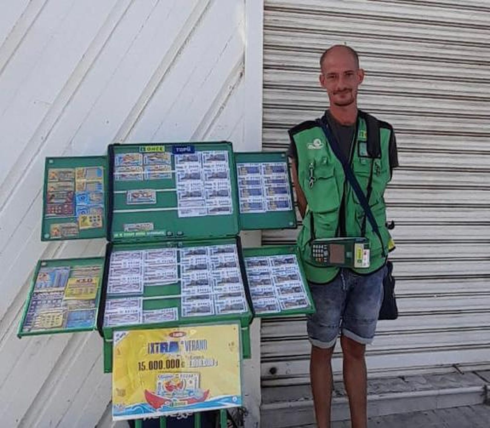 Juan Antonio Vega a las puertas del supermercado donde se coloca a diario.