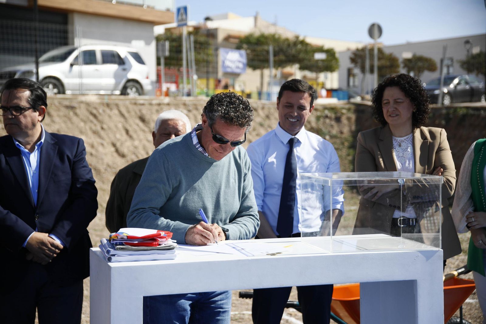 Las imágenes de la primera piedra del Centro de mayores en Balanegra