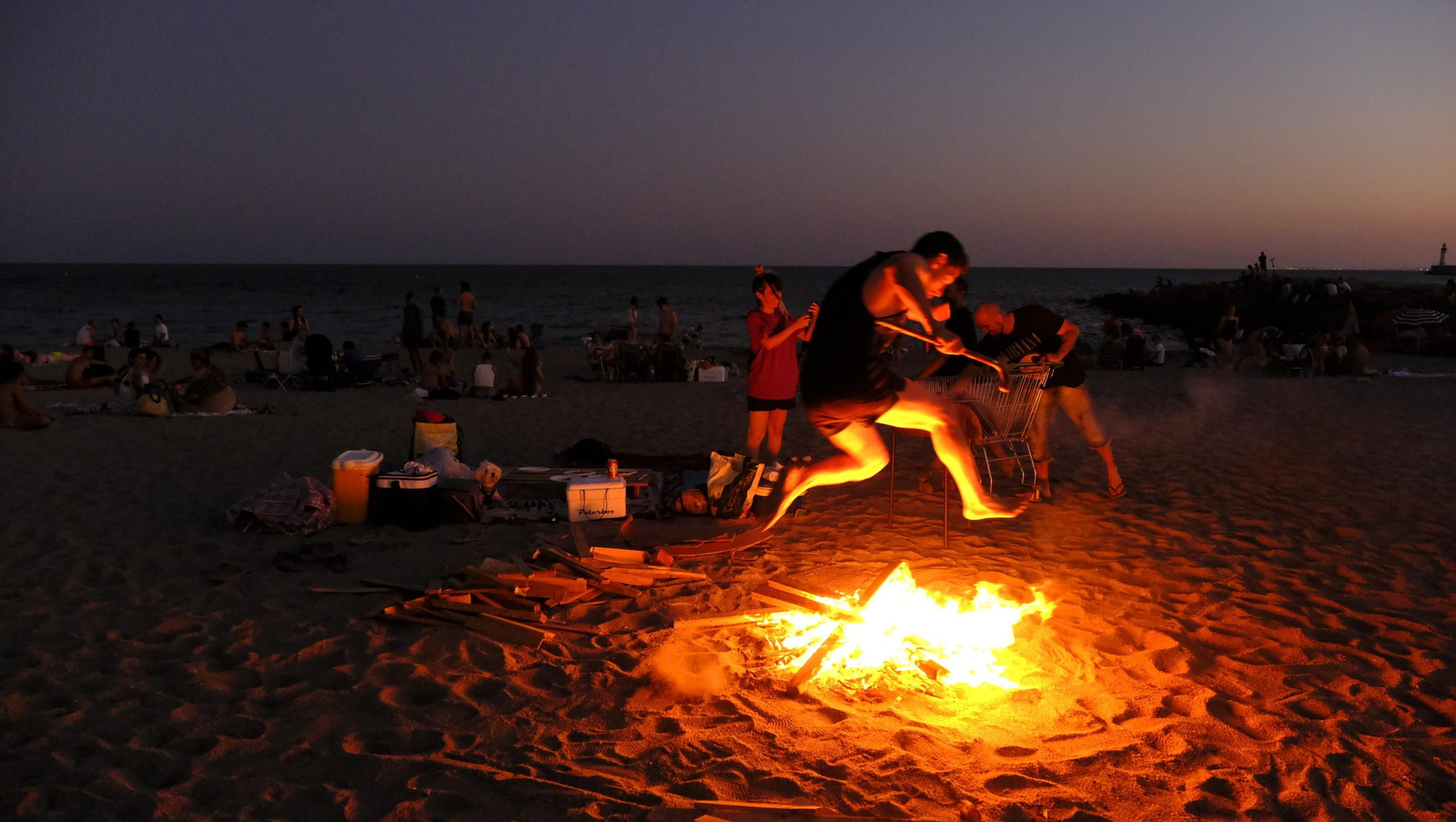 Imágenes de las hogueras de la Noche de San Juan en Almería capital