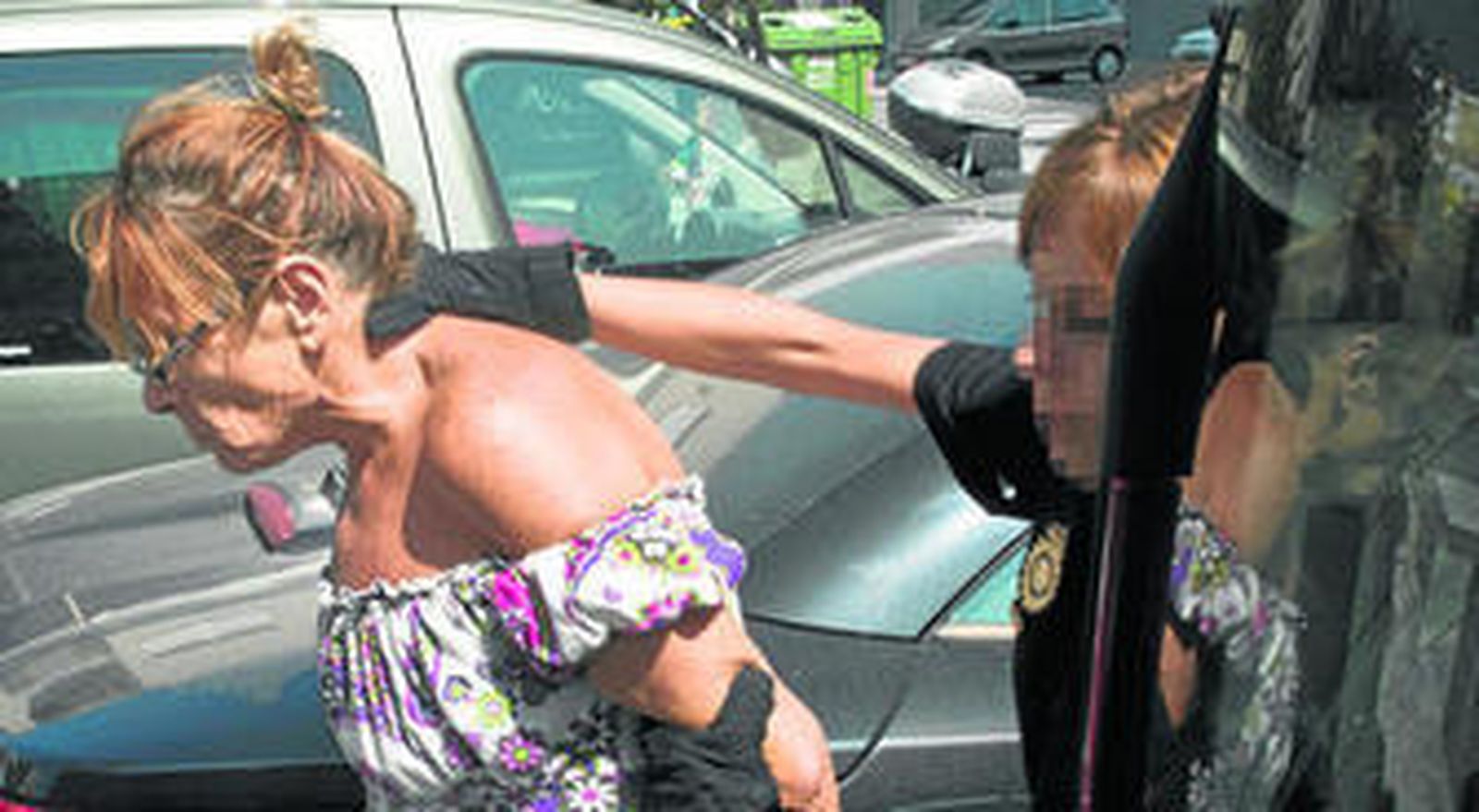 La autora del asesinato, conducida por la Policía hasta su domicilio para practicar un registro, en 2014.