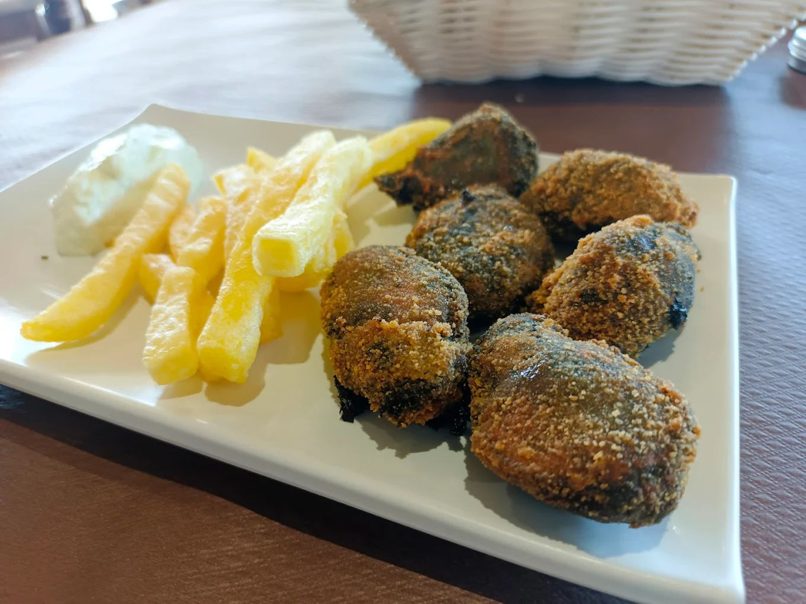 Las Rejas (Tarifa) Un lugar donde se venera al pescado. Las croquetas de choco son únicas y el atún en manteca inigualables