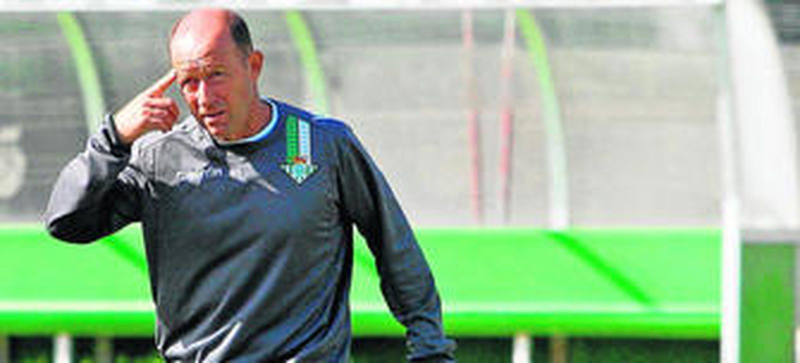 Gabriel Humberto Calderón solicita a un futbolista que use la cabeza para una acción determinada en el entrenamiento.