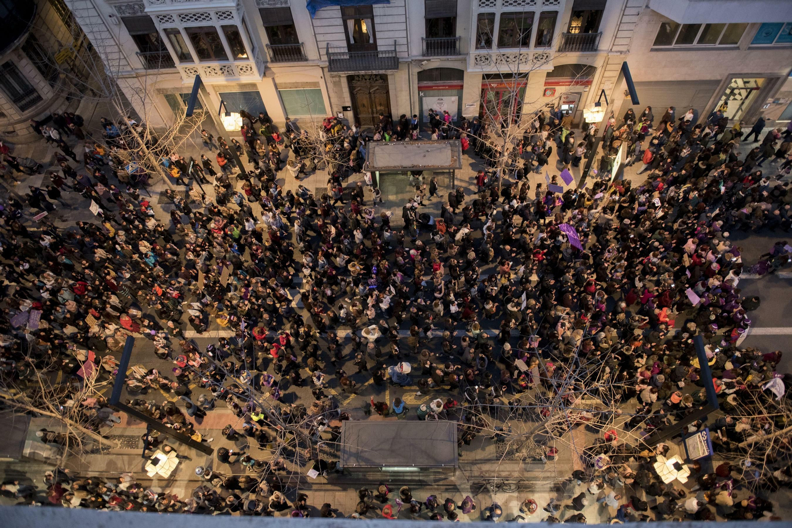 Granada se tiñe de morado con la ola feminista