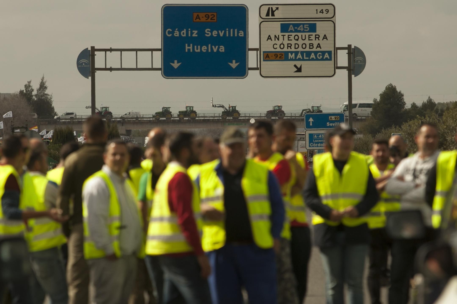 Las fotos de los tractores que han cortado las carreteras en Antequera