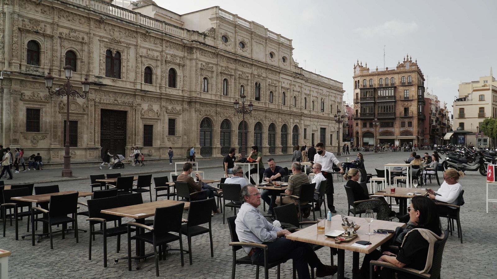 Terraza de un bar con clientes en la Plaza de San Francisco.