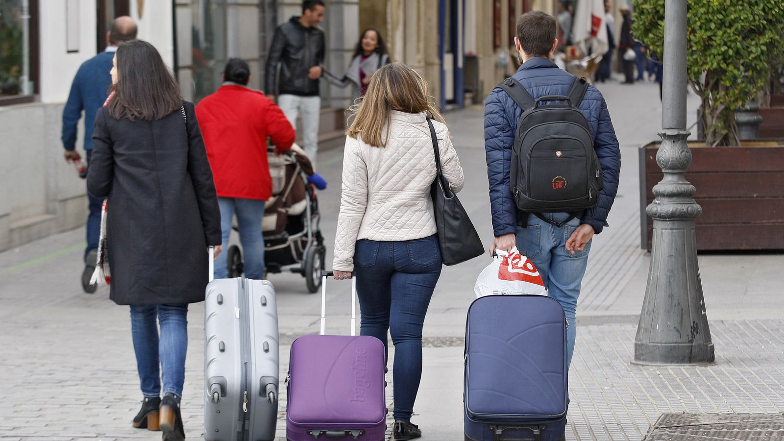 Turistas tirando de sus maletas por las calles de la capital.