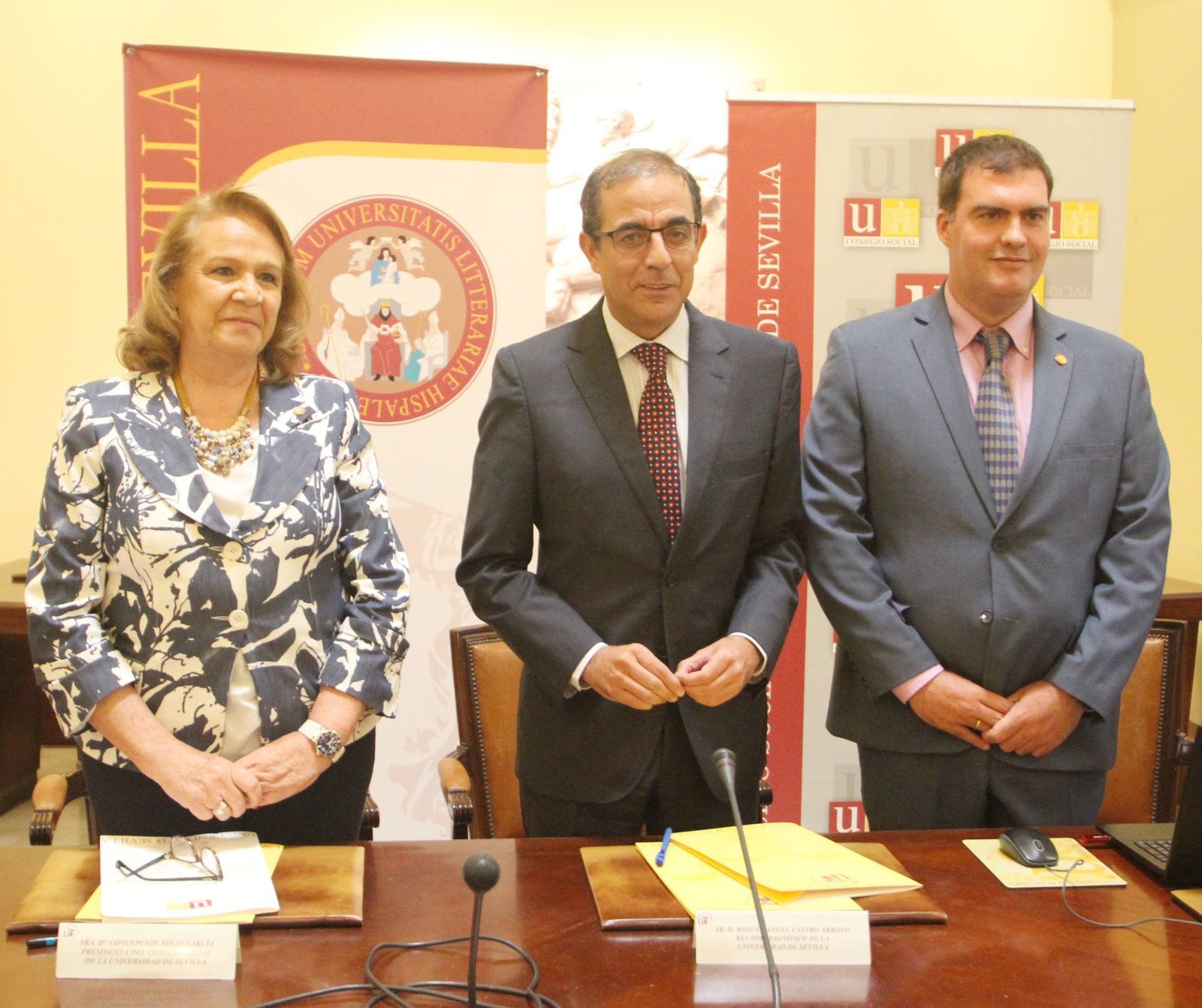 Concepción Yoldi, Miguel Ángel Castro y Francisco José Acedo, ayer.