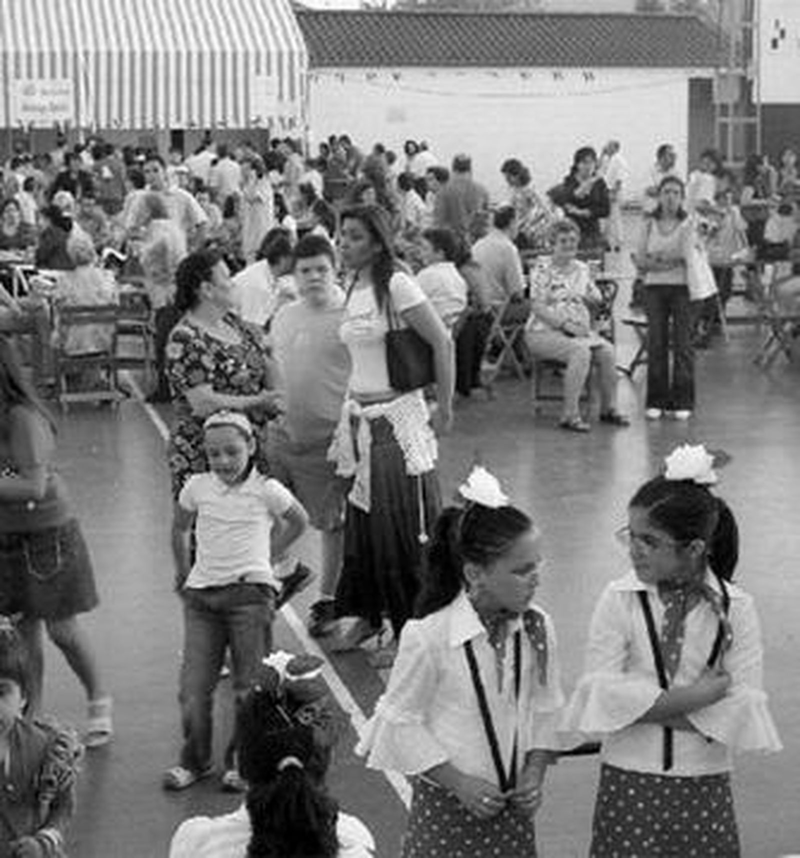 1. La Cruz de los Ángeles de la asociación de vecinos del Molino de la Vega, que este año es la Cruz madrina, procesionando por la carrera oficial en la Gran Vía. 2. Imágenes de las pistas del barrio en una de las semanas culturales organizadas por la asociación de vecinos coincidiendo con la Cruz de Mayo. 3. Una de las carrozas de los Reyes Magos durante su recorrido por las calles de la barriada, la mañana del 6 de enero. 4. Una actuación del coro que tenía en su día la asociación de vecinos.