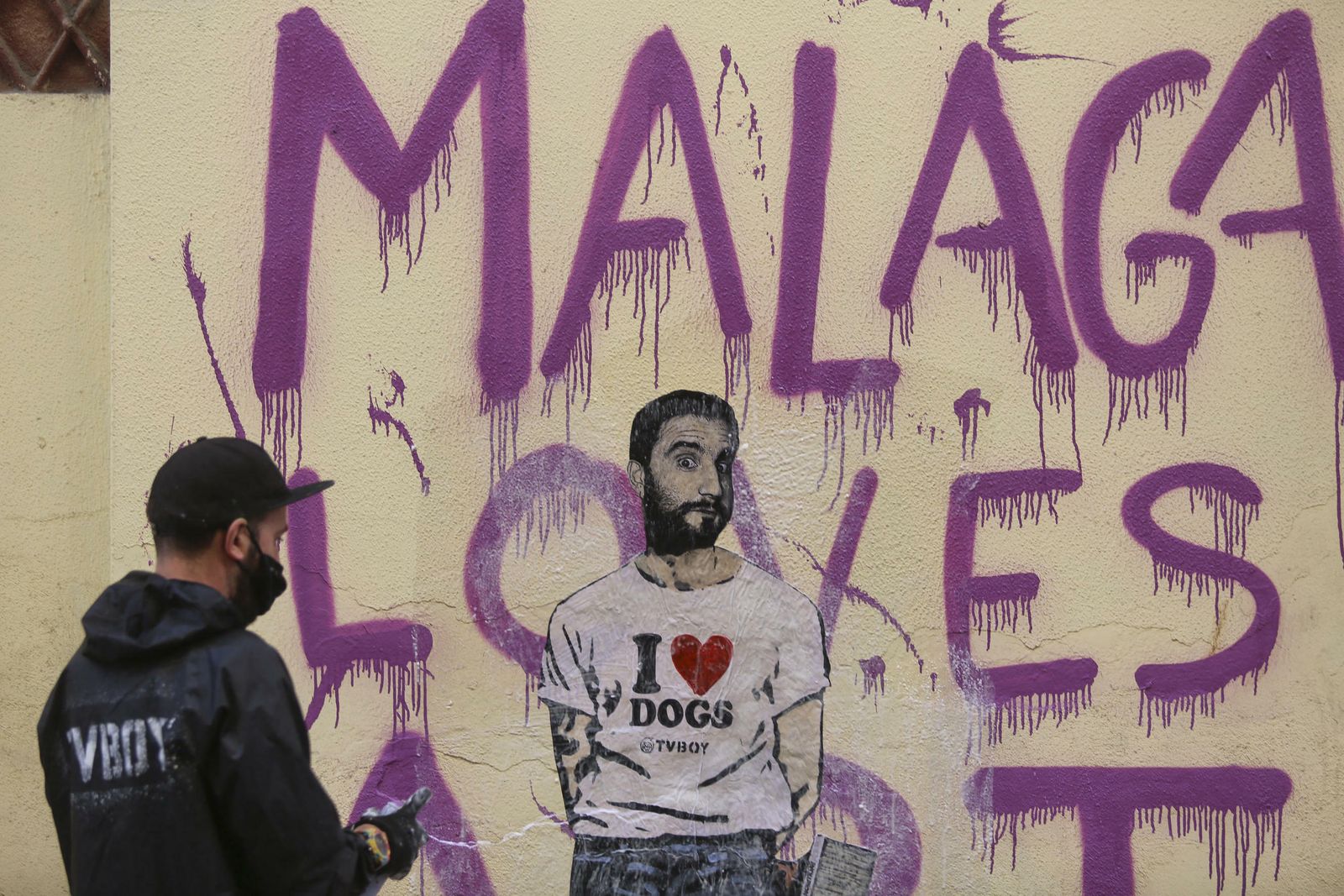 El artista urbano TvBoy, en el Soho, con su tributo a Dani Rovira, referente popular y de éxito donde los haya.