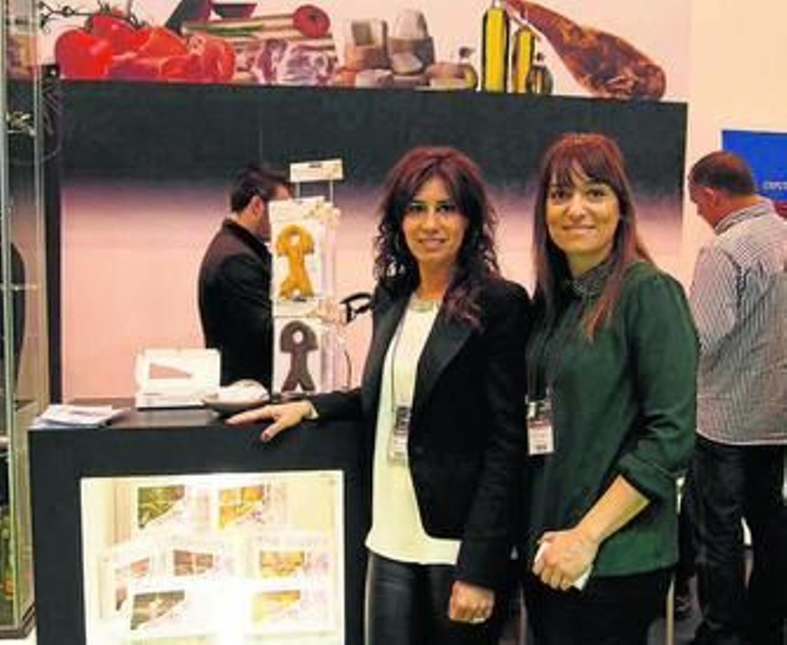 Representantes de Cruz y García en el salón.