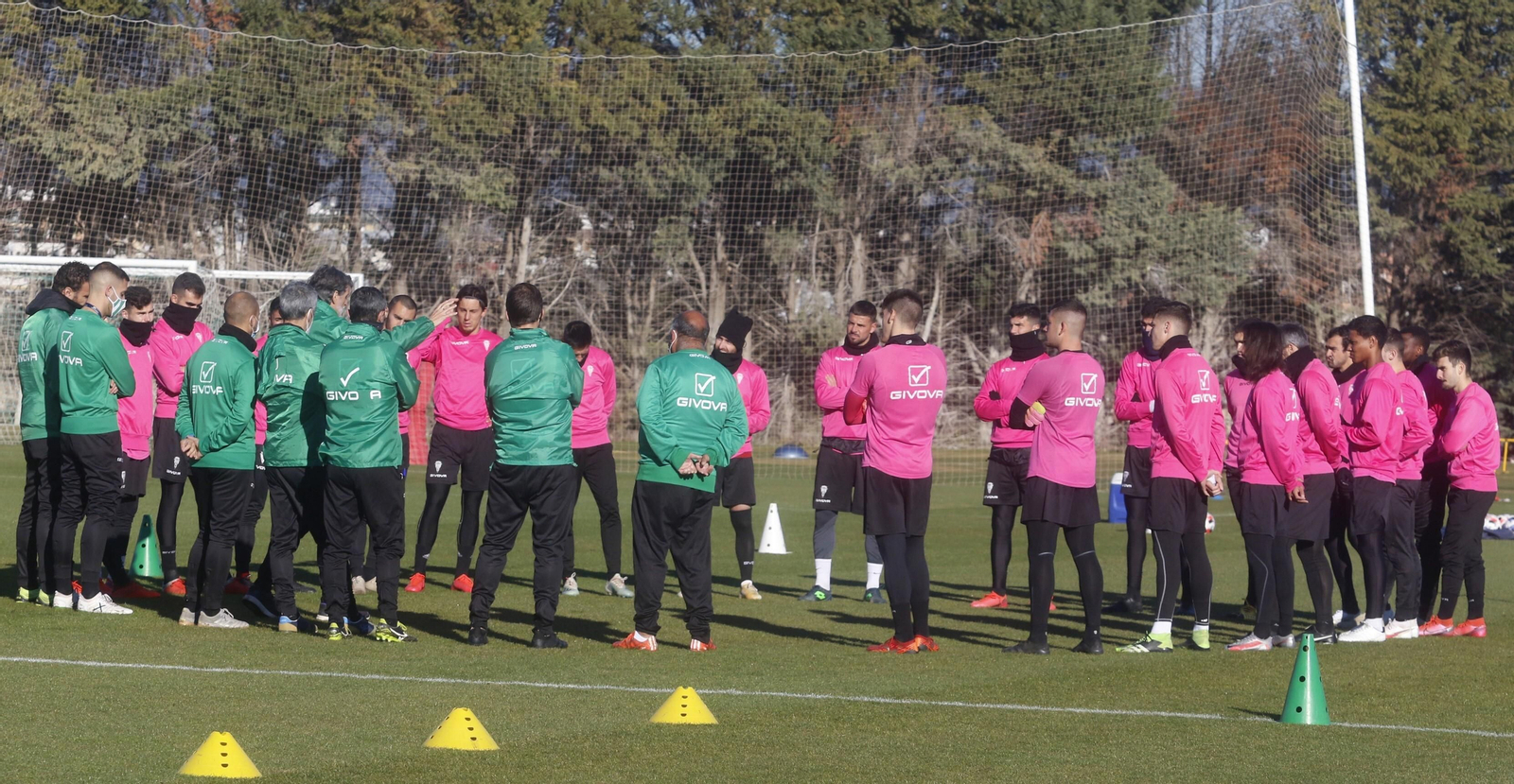 Pablo Alfaro se dirige a sus jugadores y cuerpo técnico en la Ciudad Deportiva.