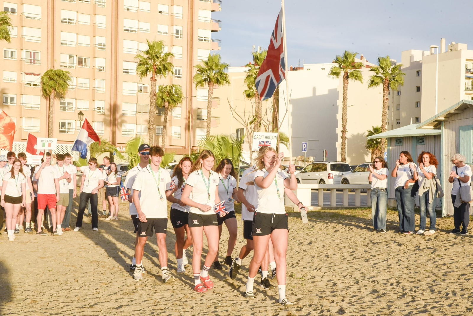 Las fotos del desfile de participantes de la Copa de la Juventud Europea de remo beach sprint de La Línea