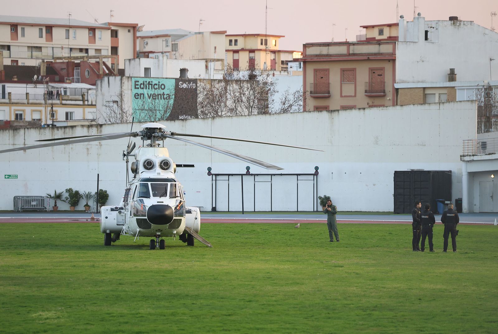 Las fotografías de los preparativos en el Carolina Marín para la Misa funeral por las víctimas de Adamuz