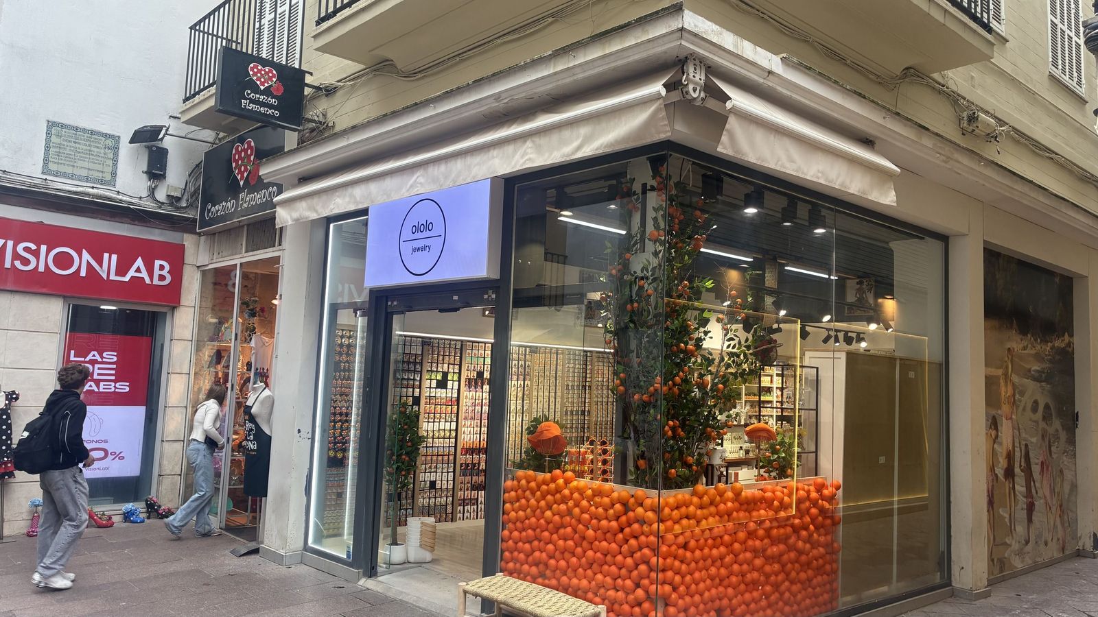 Escaparate a base de naranjas en la calle Sierpes.