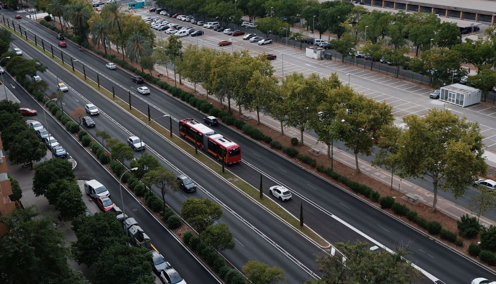 Vista aérea de la avenida Kansas City con su vía de servicio
