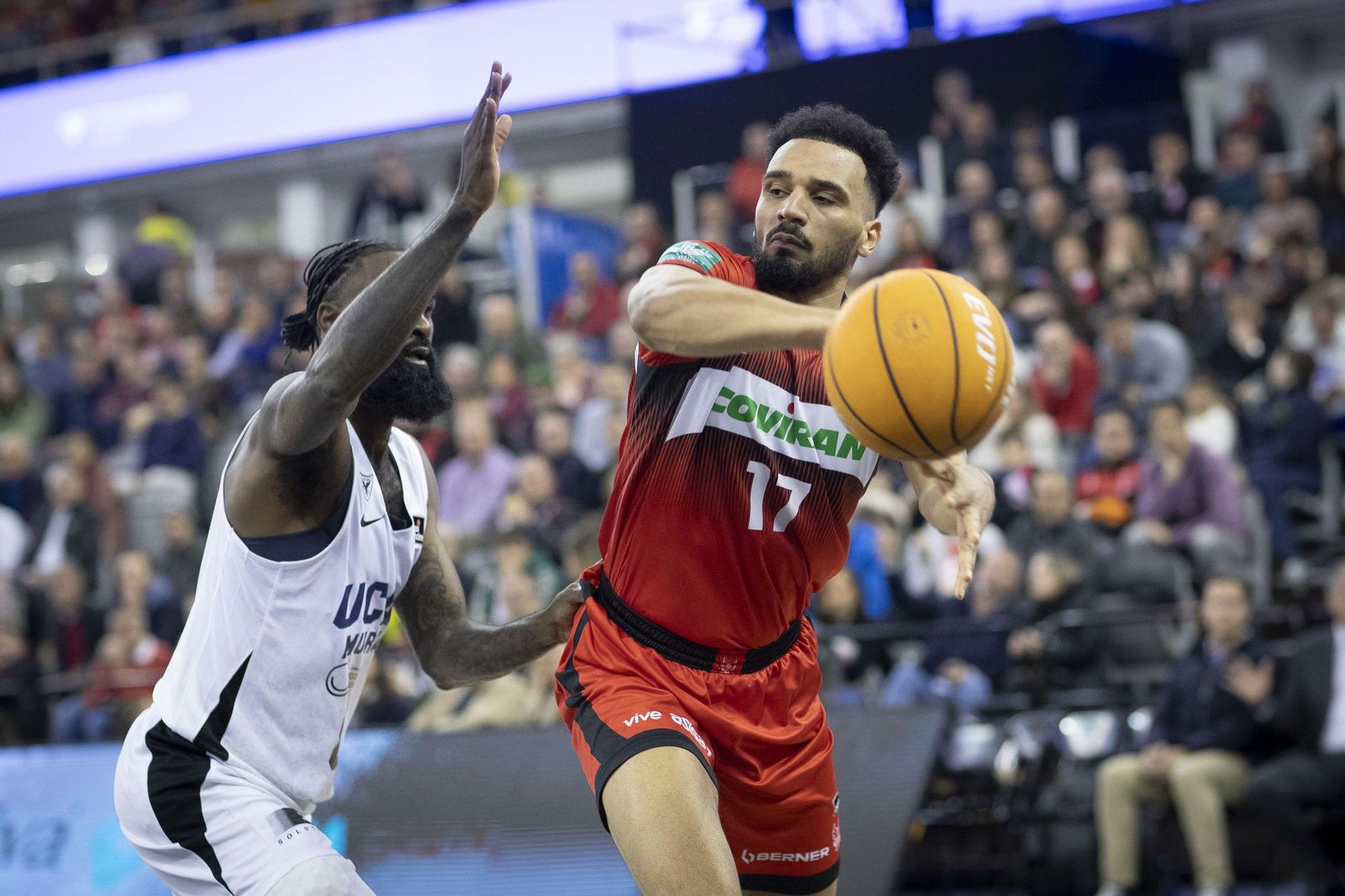 Noua busca a un compañero ante la defensa de Howard Sant-Roos.