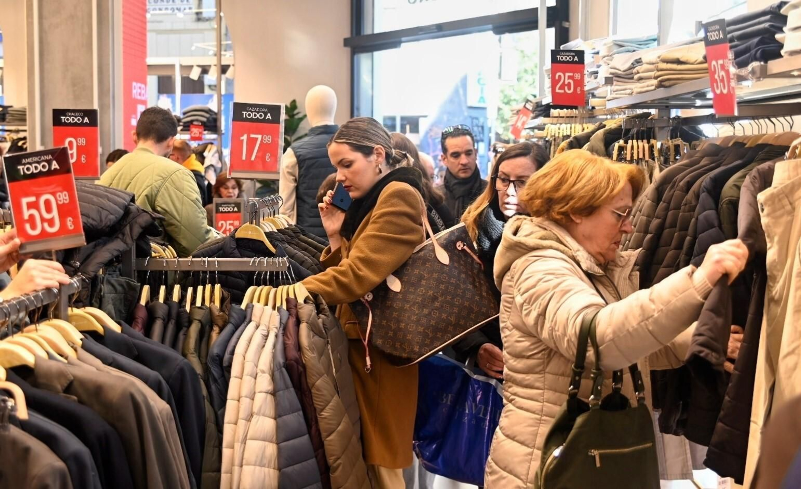Las cordobeses se echan a la calle el primer día de las rebajas de invierno, en imágenes