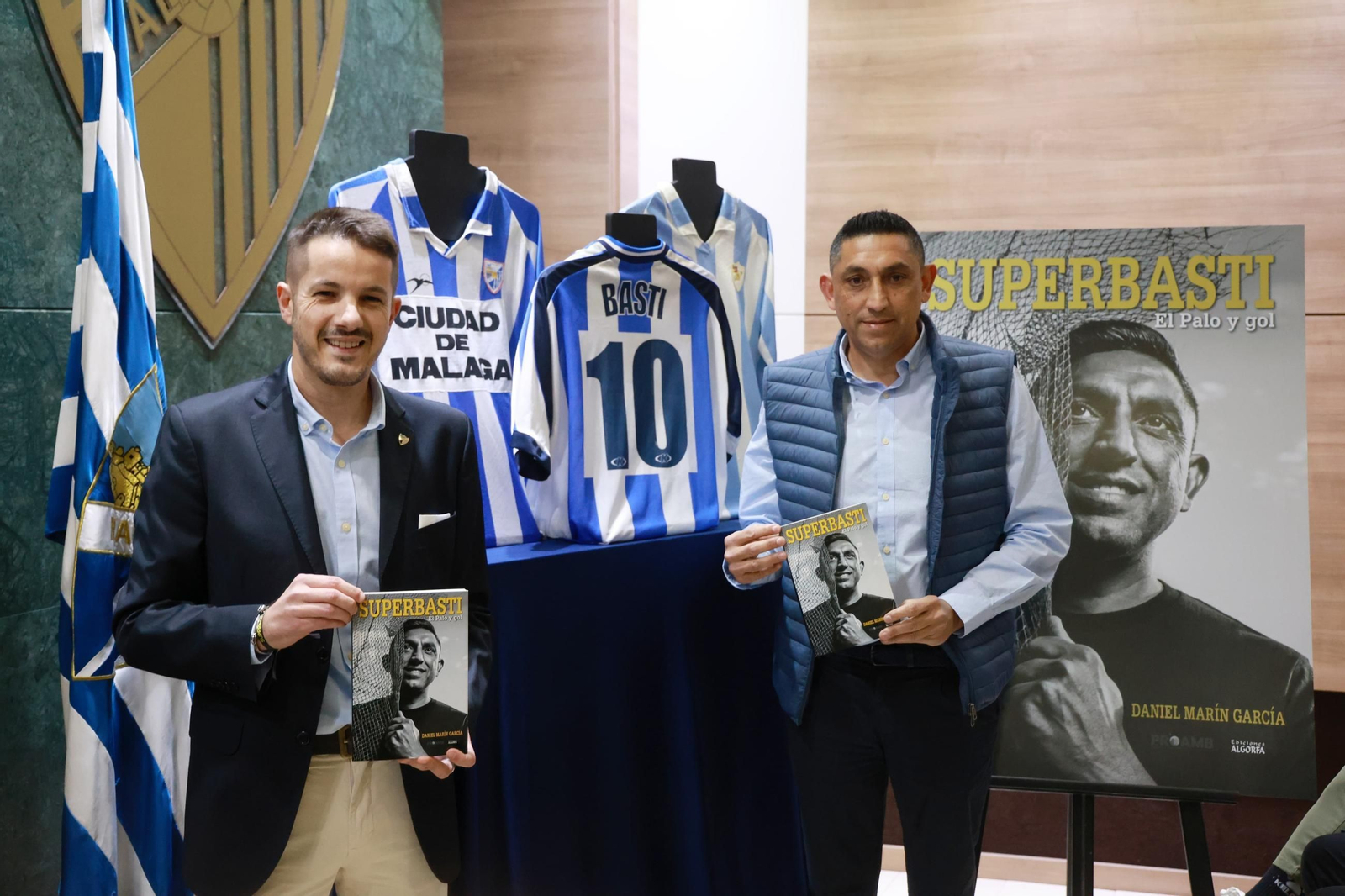Basti: La presentación de su libro en La Rosaleda, en fotos