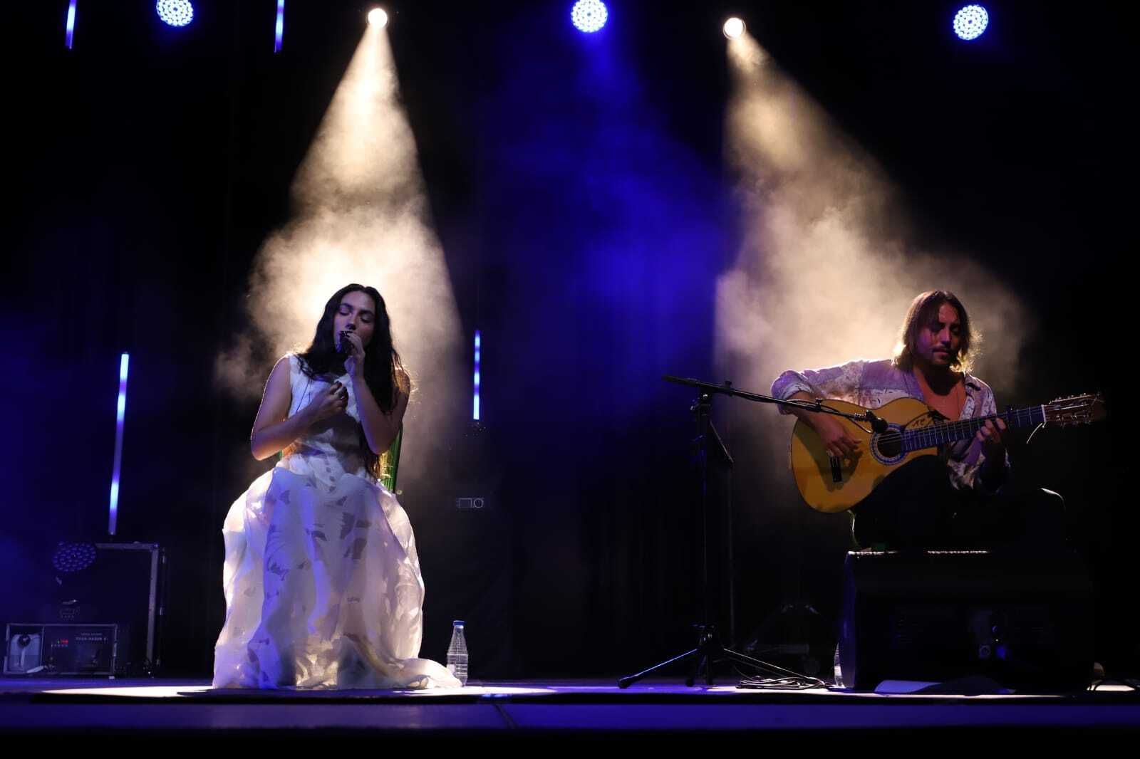 Un momento del concierto de María José Llergo en Pozoblanco.