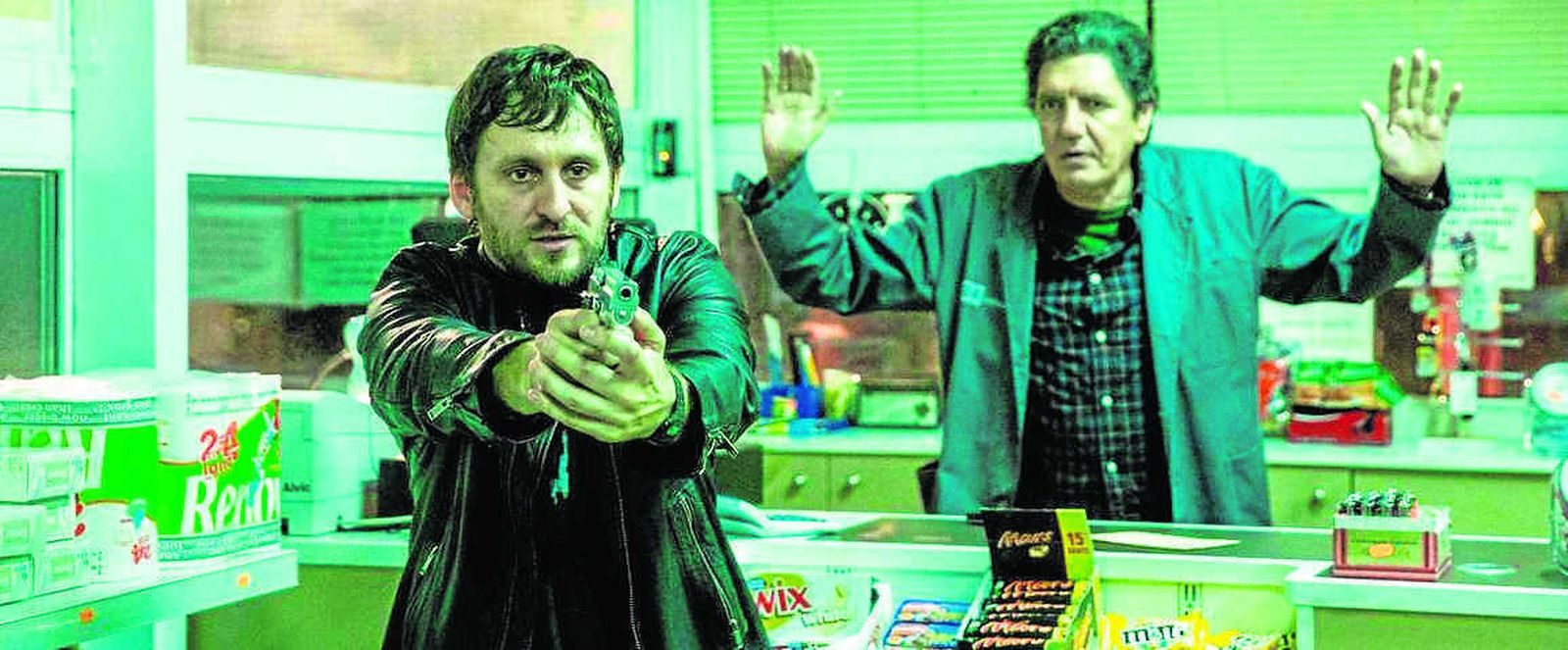 Raúl Arévalo y Antonio Dechent, en una escena de 'El aviso', la nueva película de Daniel Calparsoro.