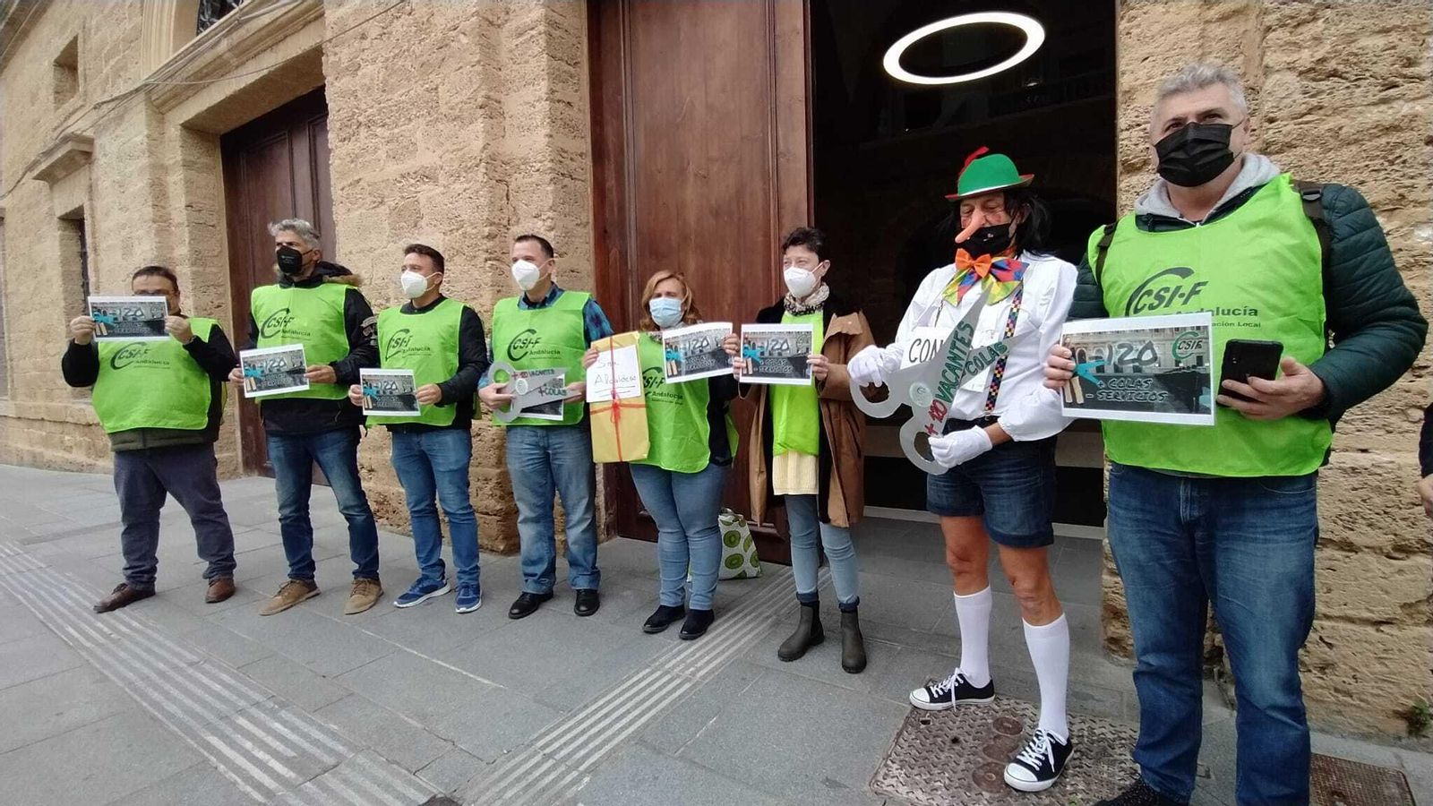 Representantes sindicales del CSIF, concentrados en el Ayuntamiento antes de empezar el pleno.