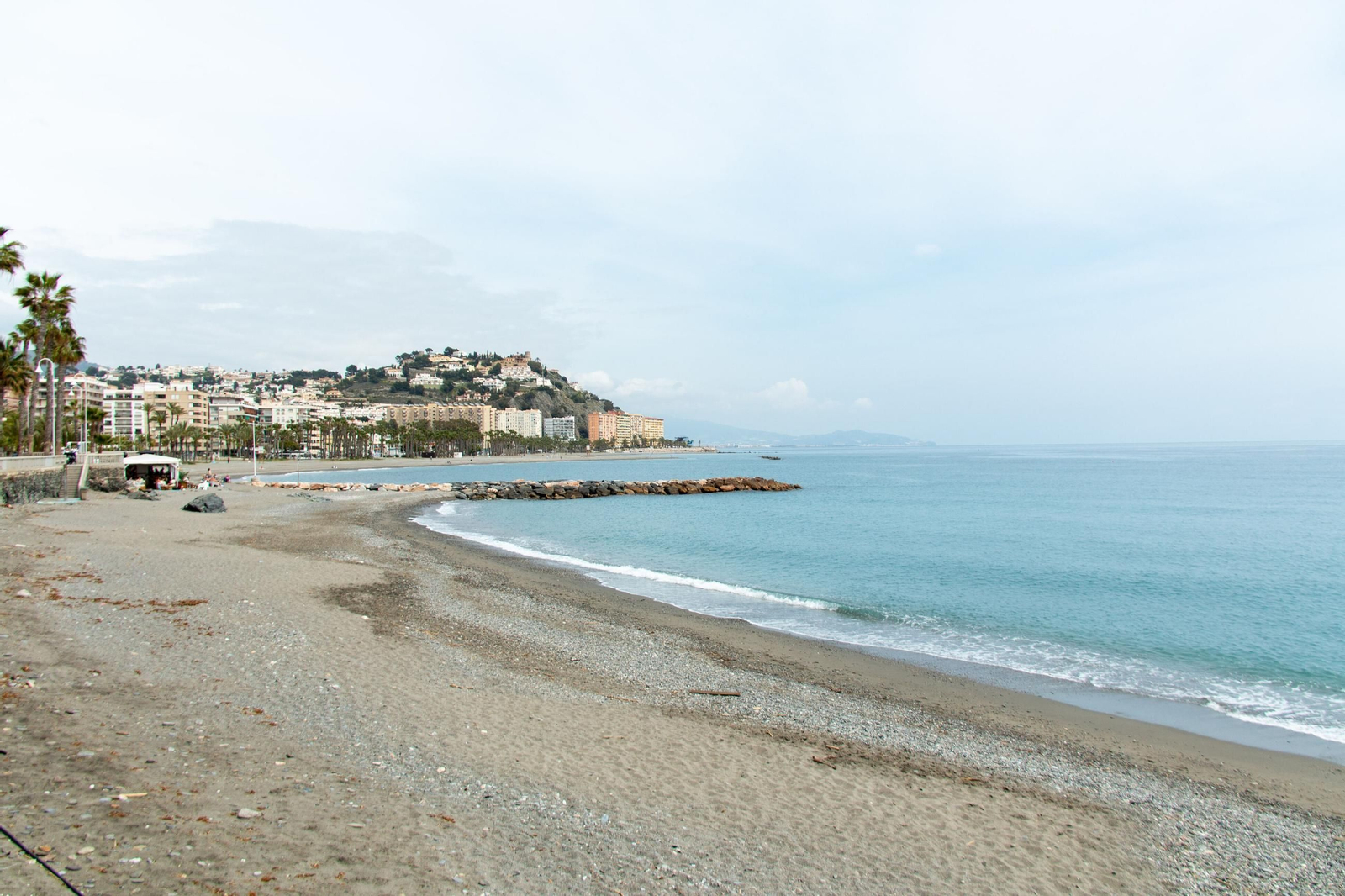 La playa de La Caletilla  de Almuñécar