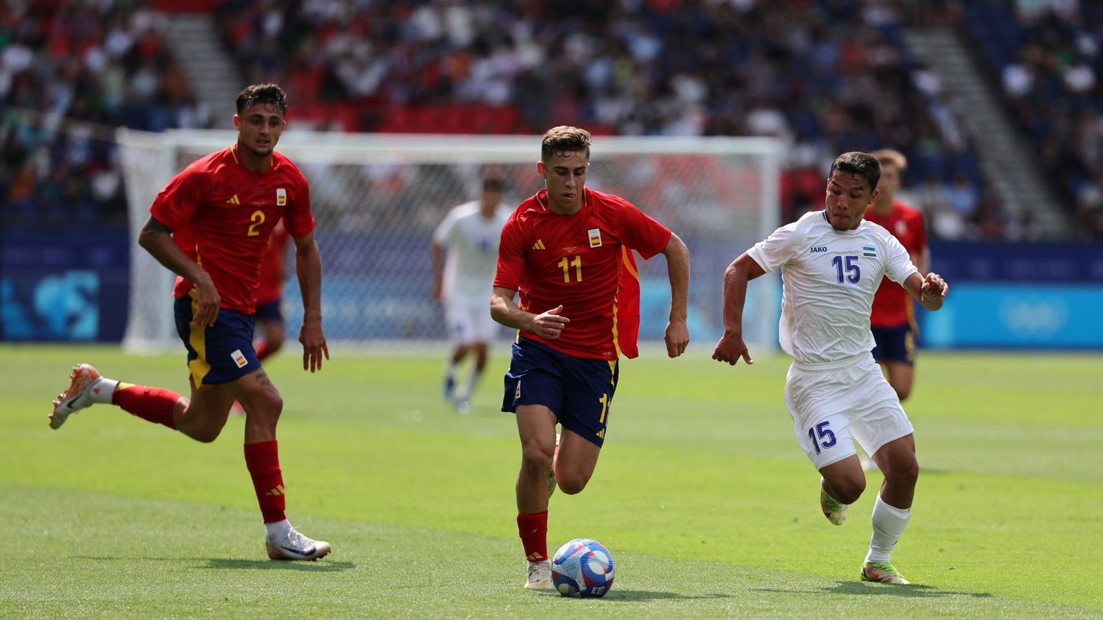 Fermín López conduce el balón en la primera jornada de la fase de grupos ante Uzbekistán.
