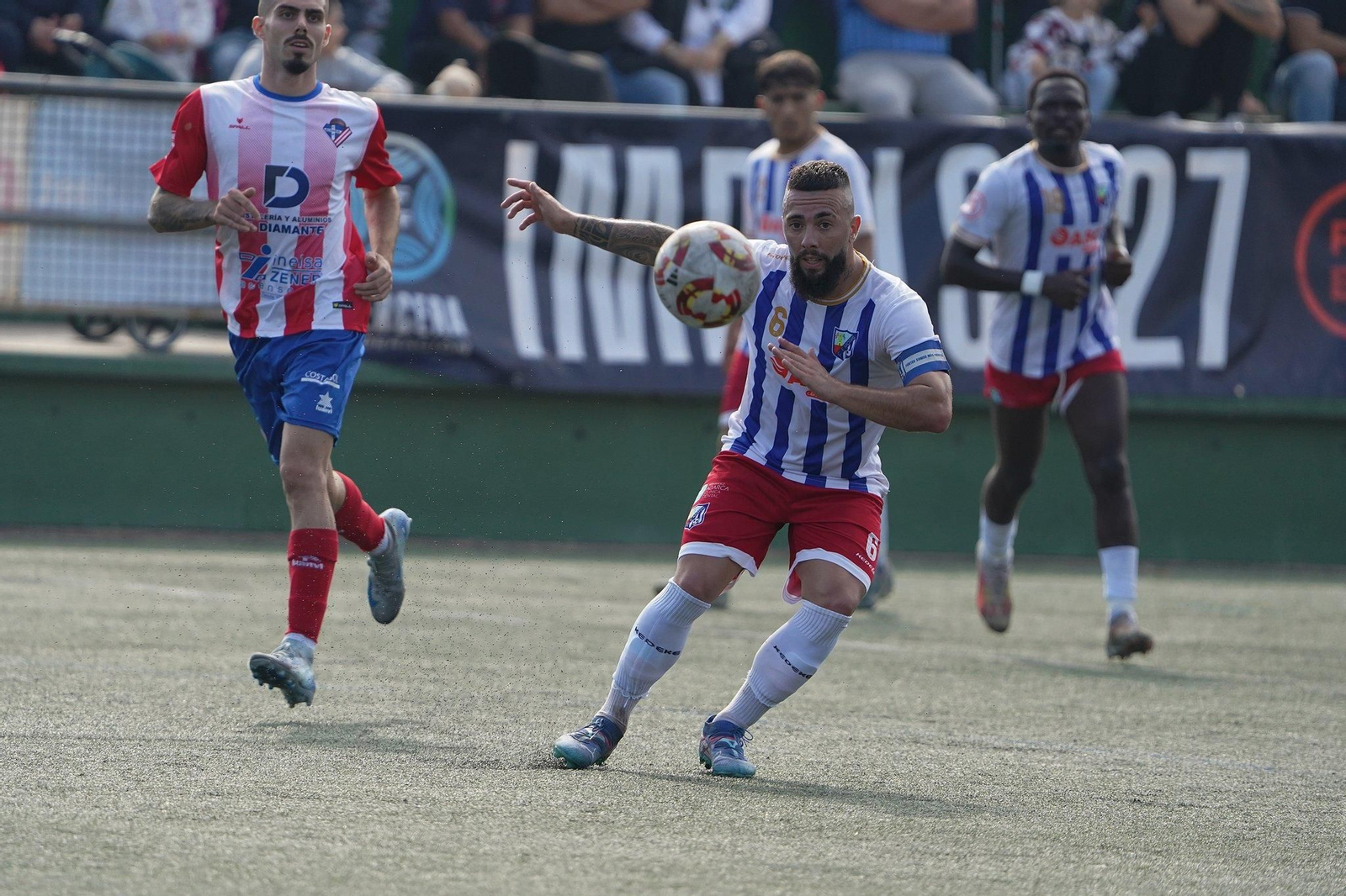 El capitán de los visitantes Cobo da un pase ante la atenta mirada del almeriense Dani Lidueña.