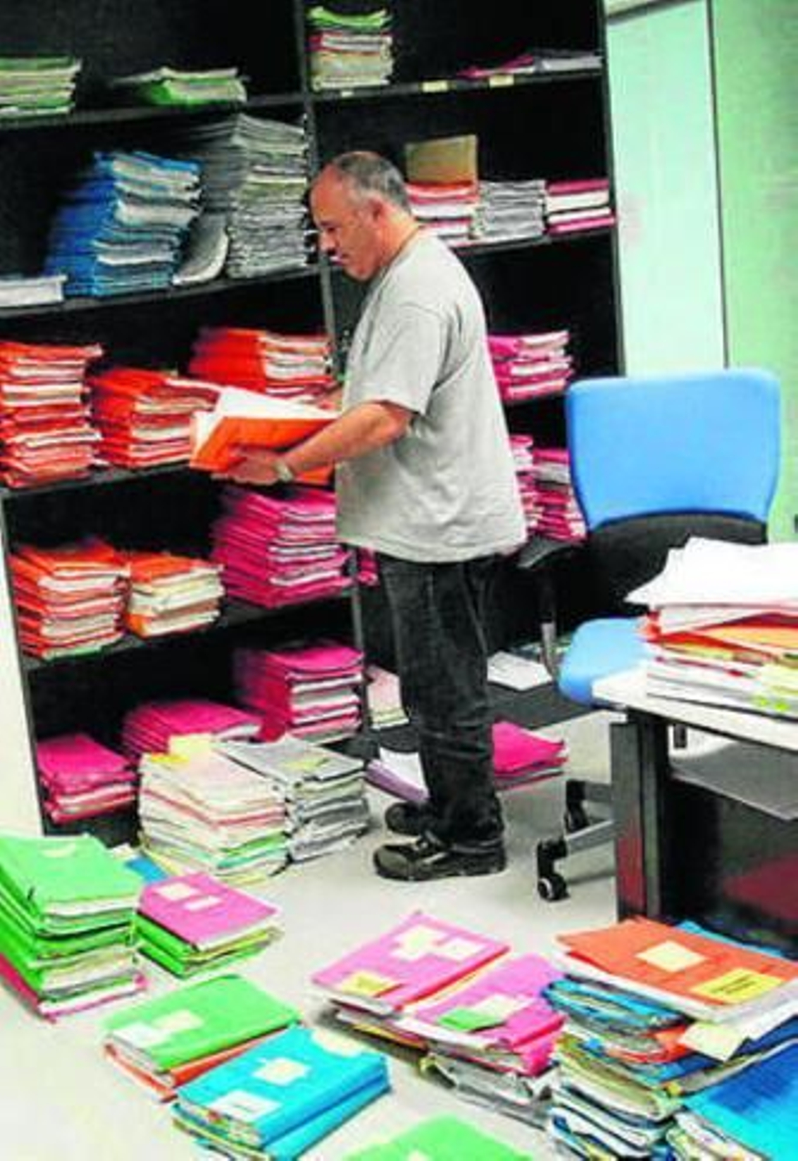 Un funcionario revisa expedientes.