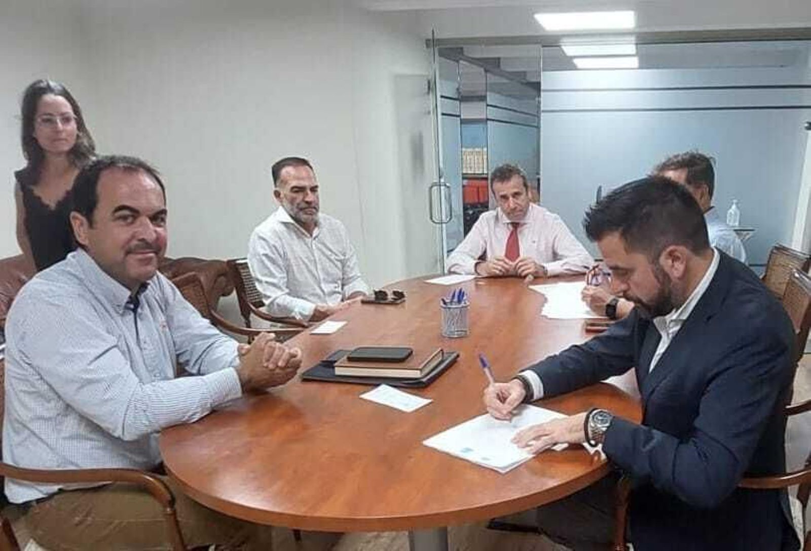 Momento de la firma del contrato con el delegado estatal, Fran González.