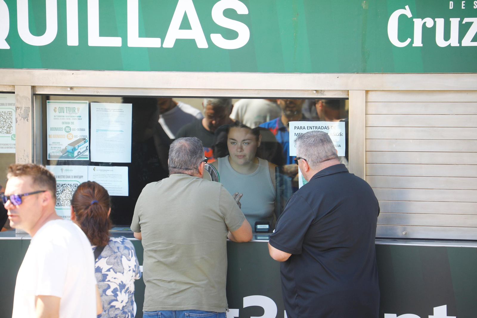 Colas en El Arcángel para hacerse con las entradas de los partidos del Córdoba CF ante la Ponferradina