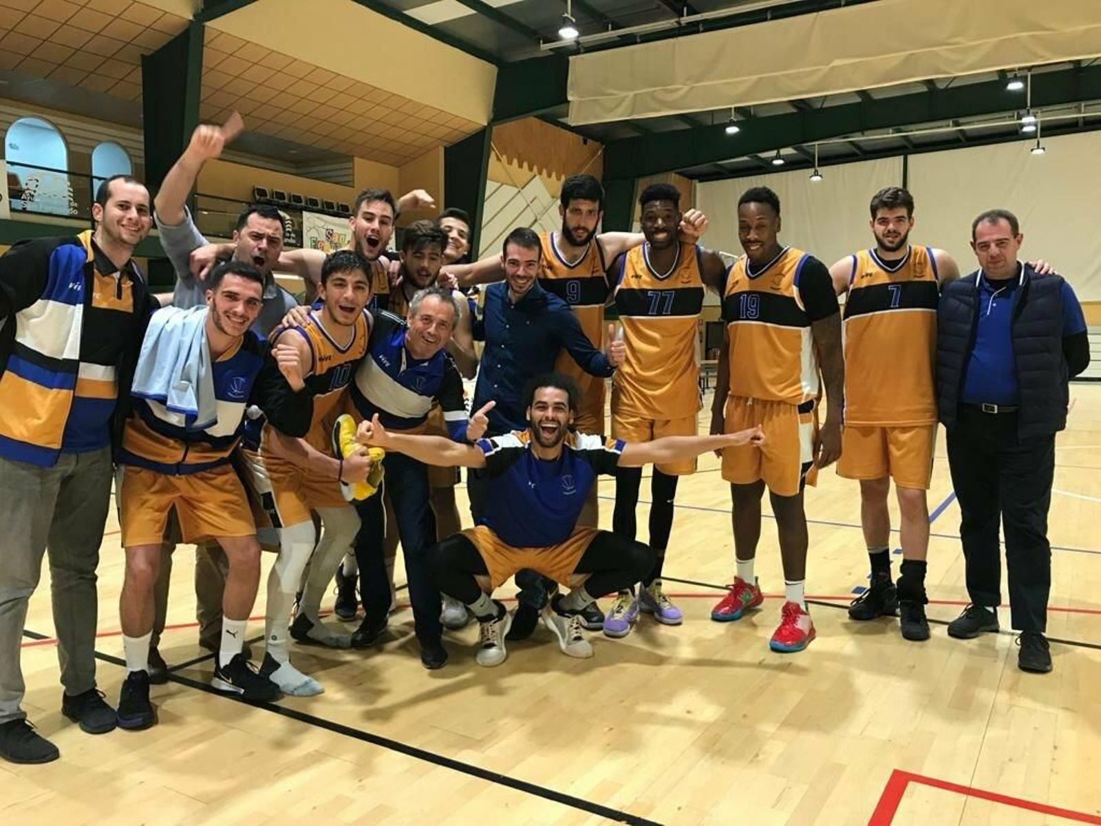 El conjunto onubense celebra la victoria lograda en San Fernando.