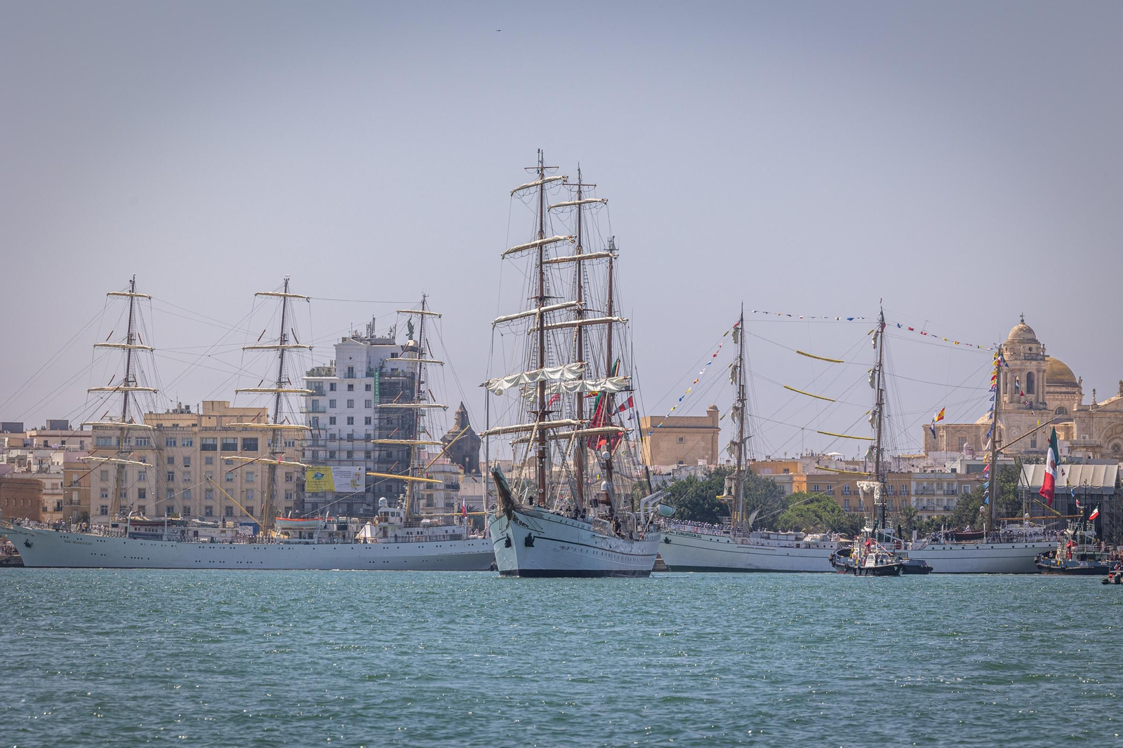 Imágenes de la parada naval desde el mar