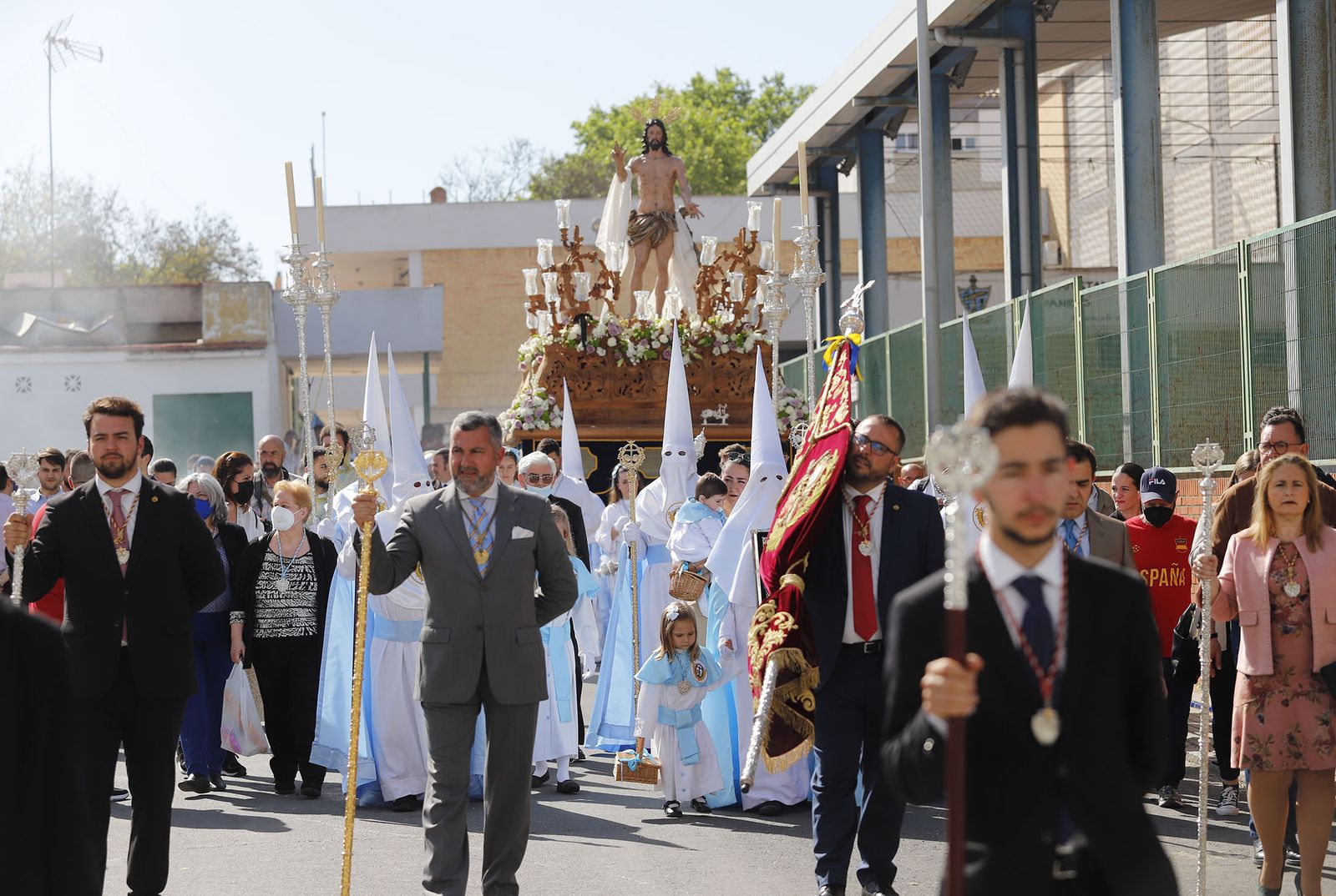 El Resucitado procesiona por el barrio de la Hispanidad de Huelva