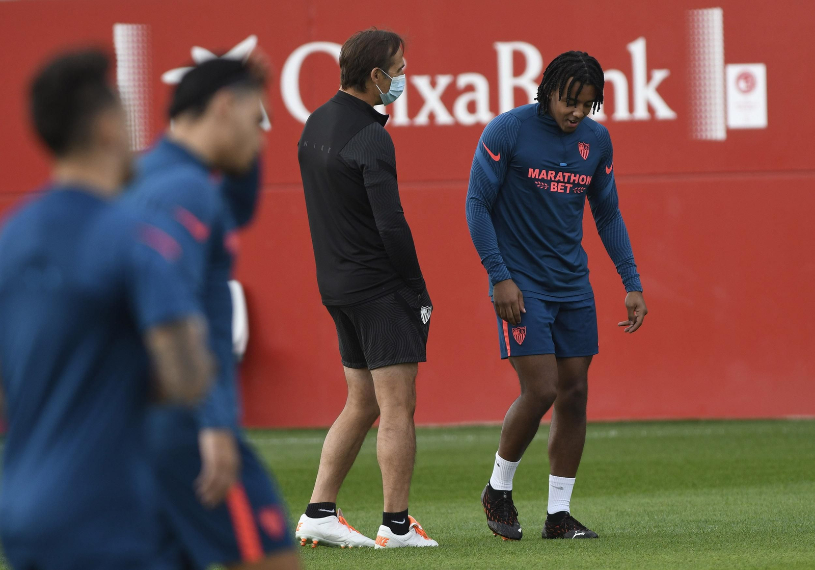 Lopetegui charla con Koundé en un entrenamiento.
