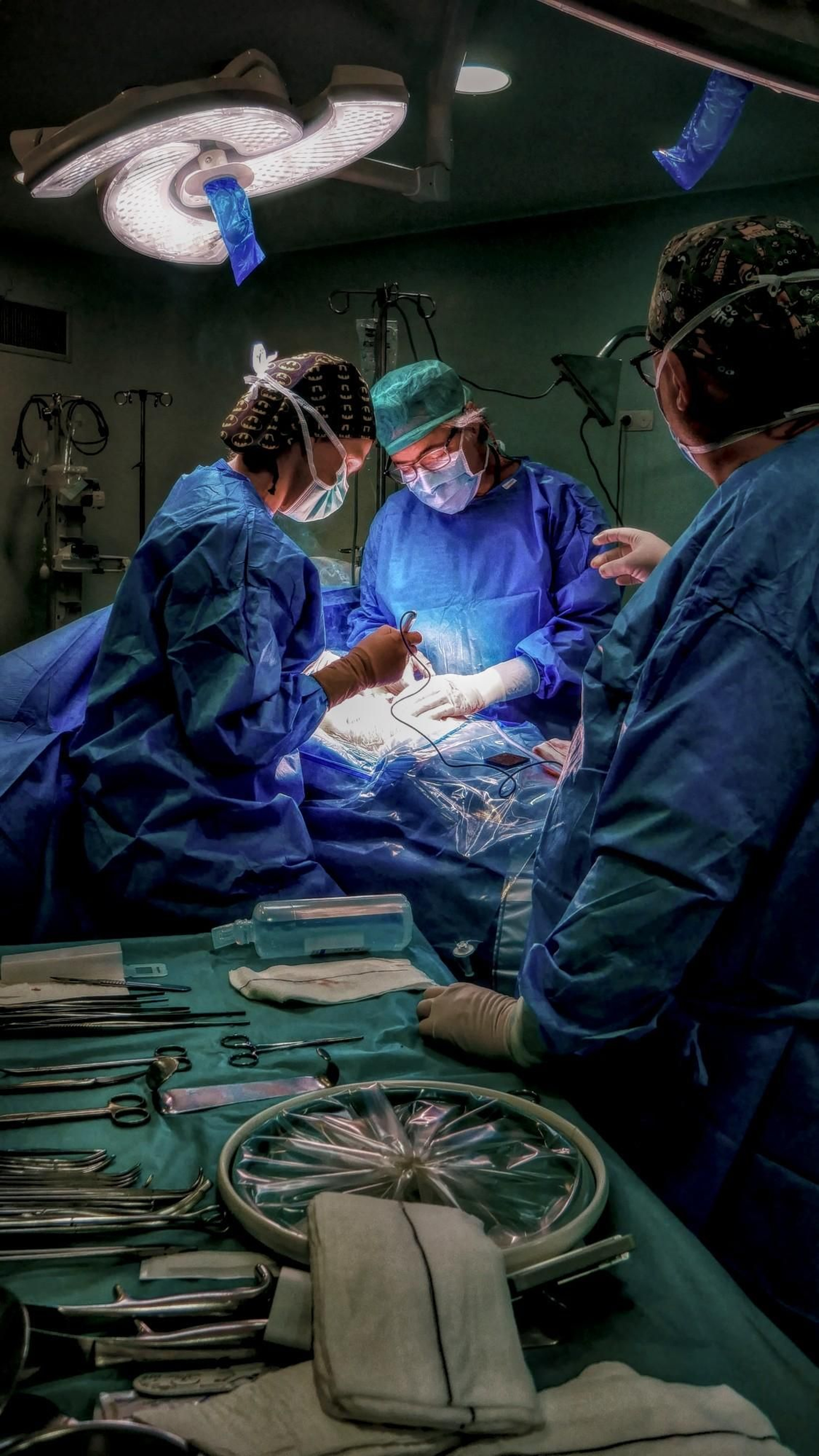 Los cirujanos Virginia Durán y Felipe Pareja, durante una de las intervenciones incluidas en el ensayo clínico.