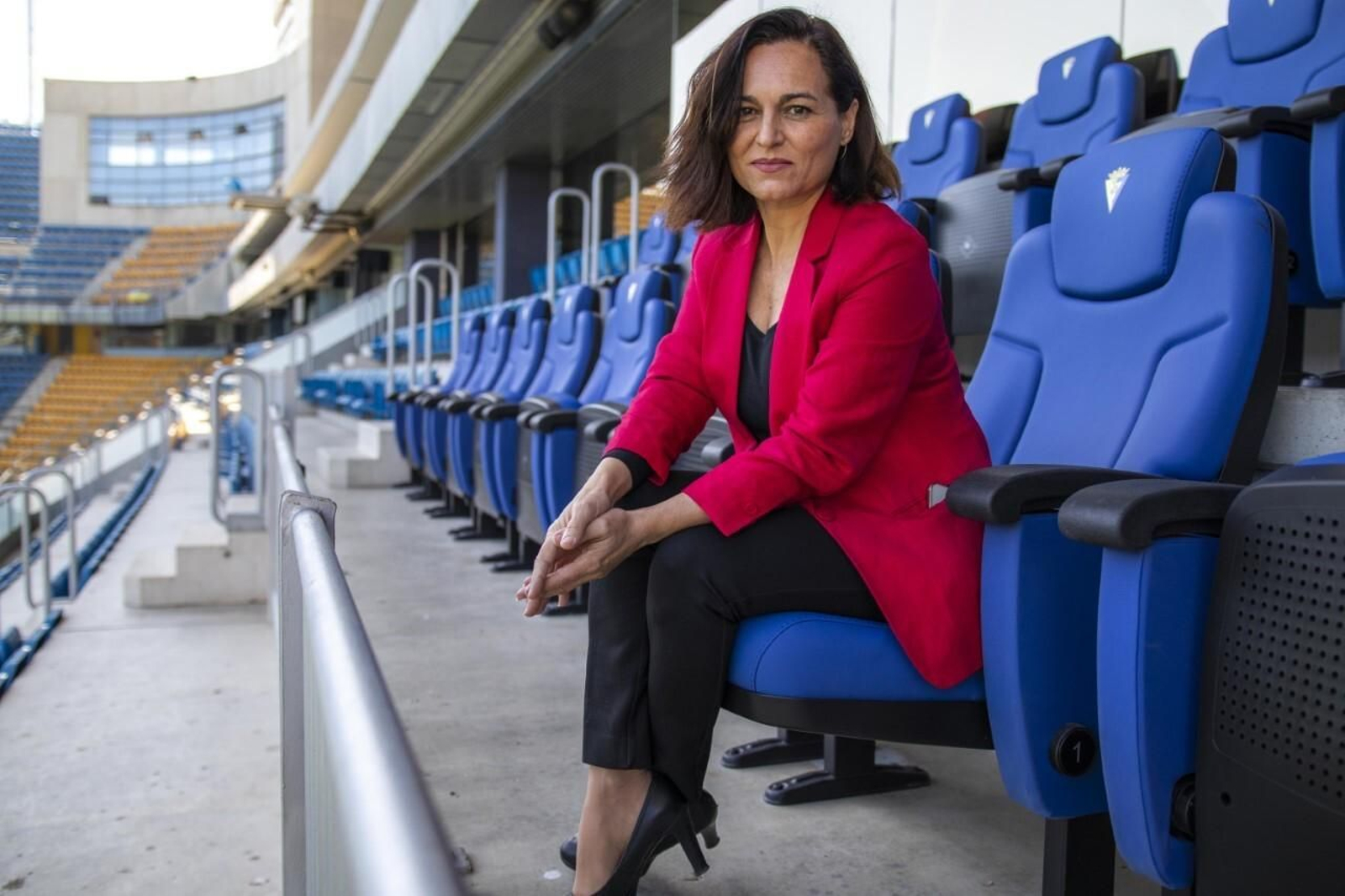 Montserrat Medina Iglesias posa en el palco de autoridades del estadio.
