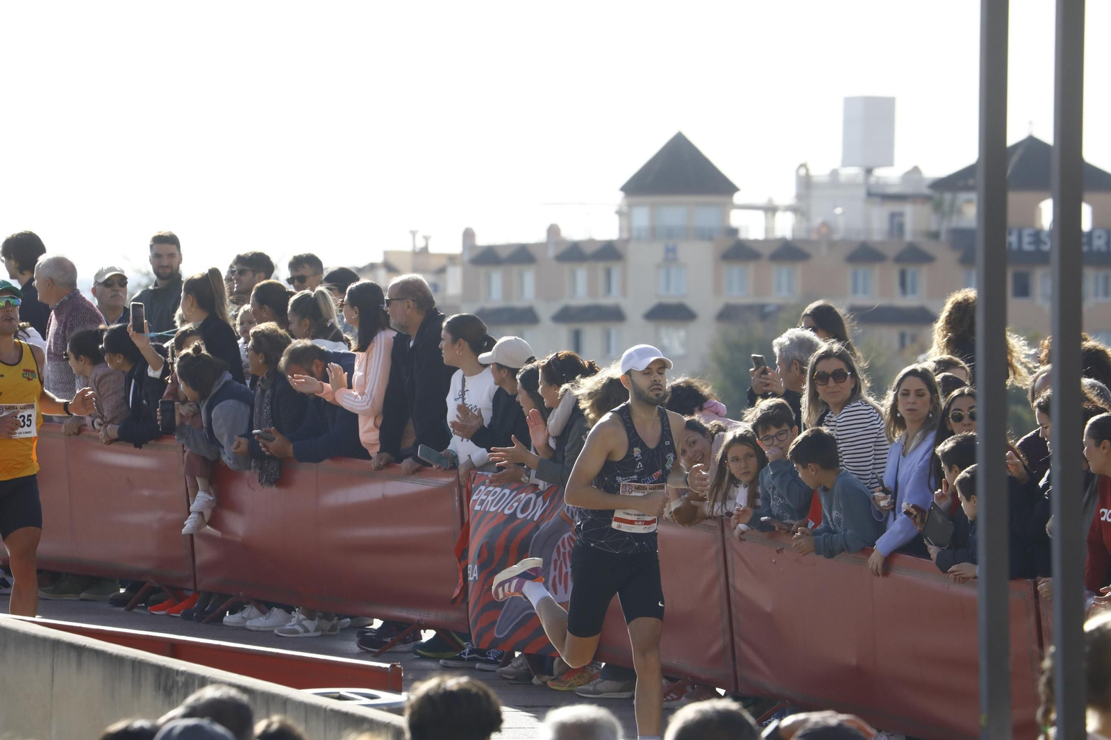 La gloria de cruzar la Puerta del Puente: las fotos de la línea de meta de la Media Maratón de Córdoba 2024