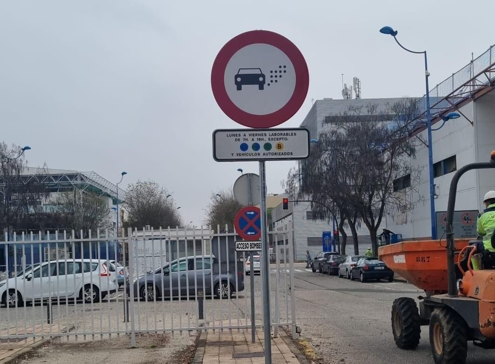 El Ayuntamiento ha iniciado la señalización de la zona de bajas emisiones de la Cartuja.