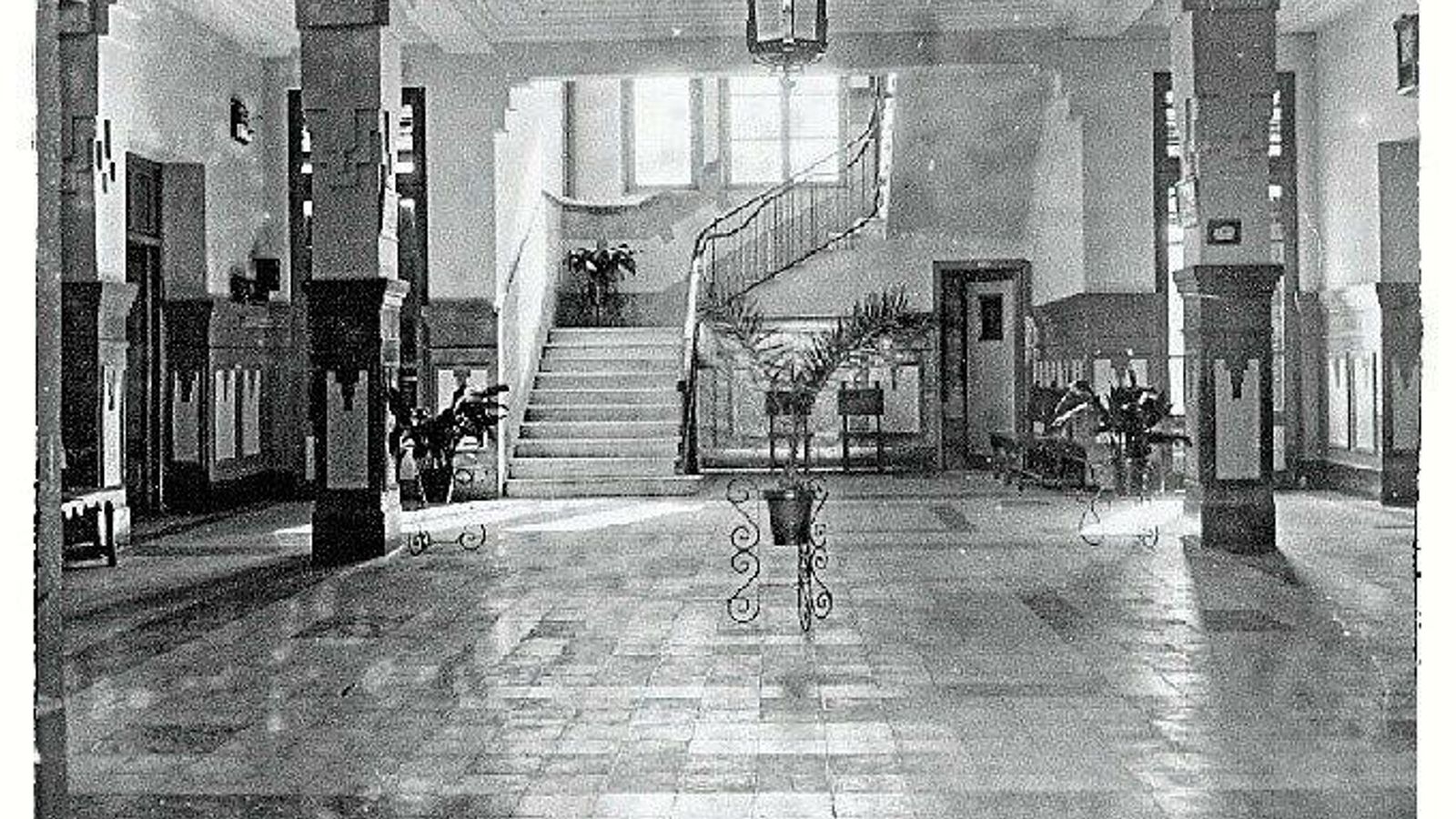Fotografía antigua del vestíbulo y escalera que se van a conservar.