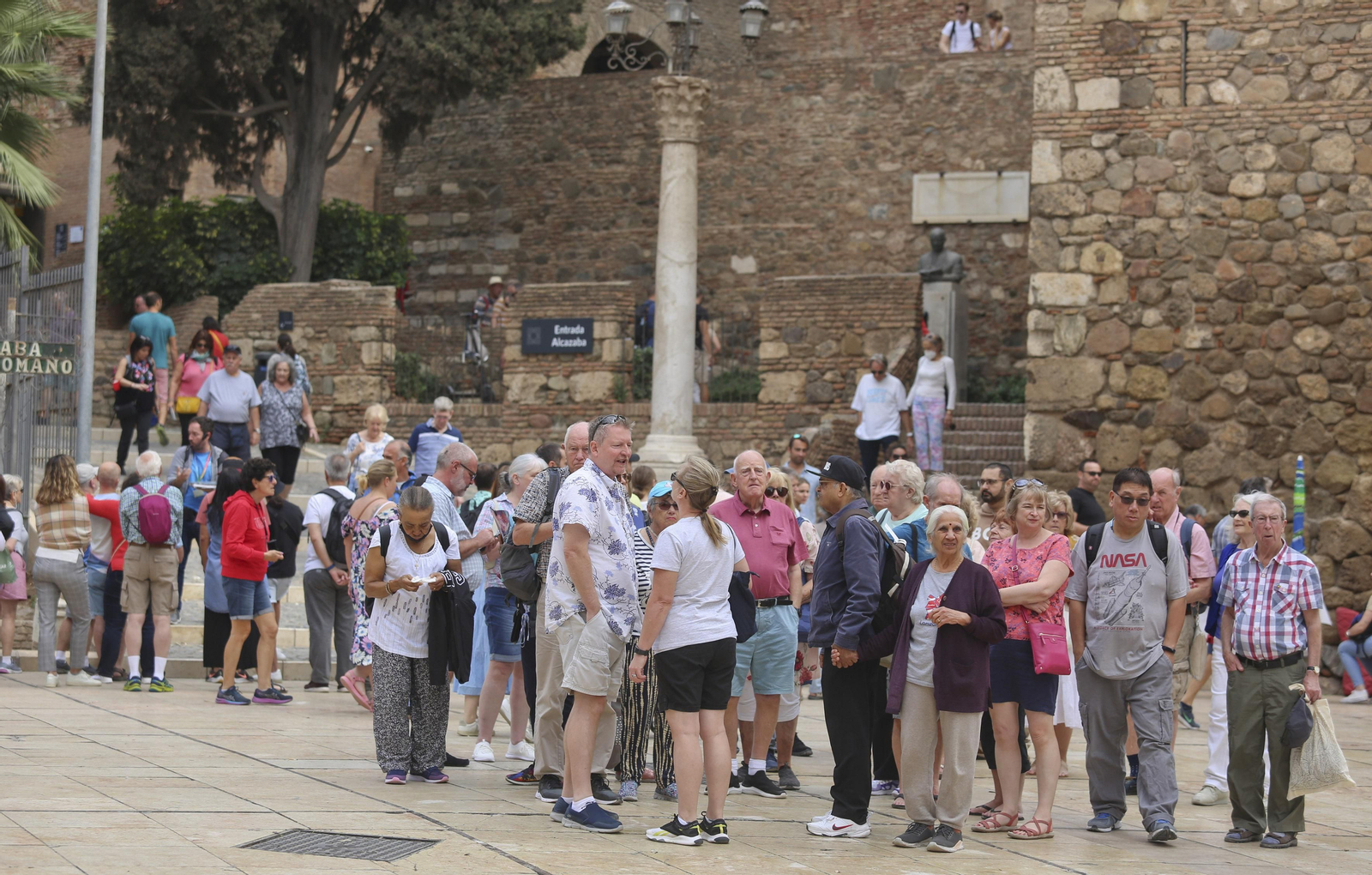 Turistas en la entrada de la Alcazaba. Turistas en la entrada de la Alcazaba.