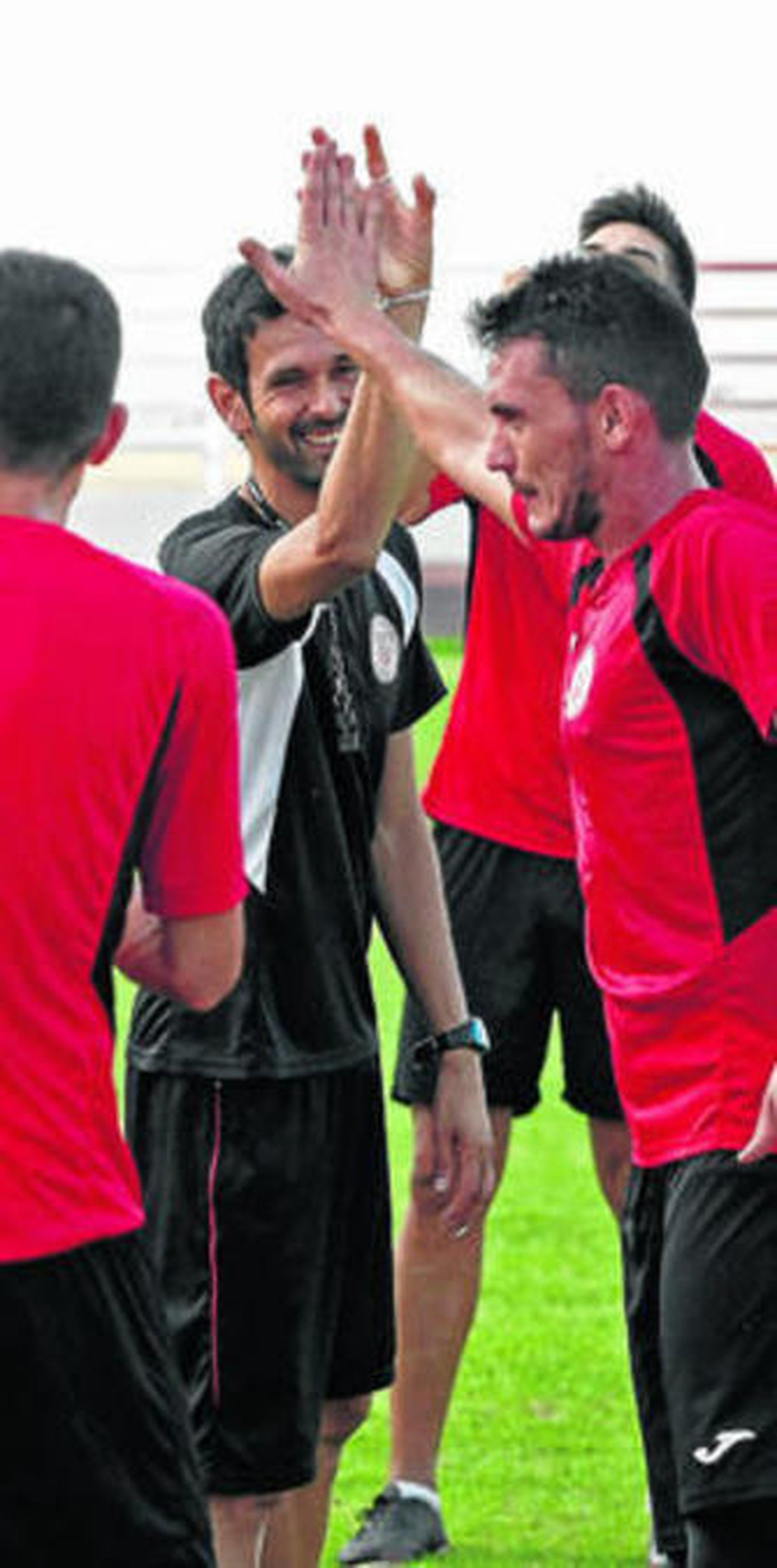 Johny choca la mano con el portero Goito.