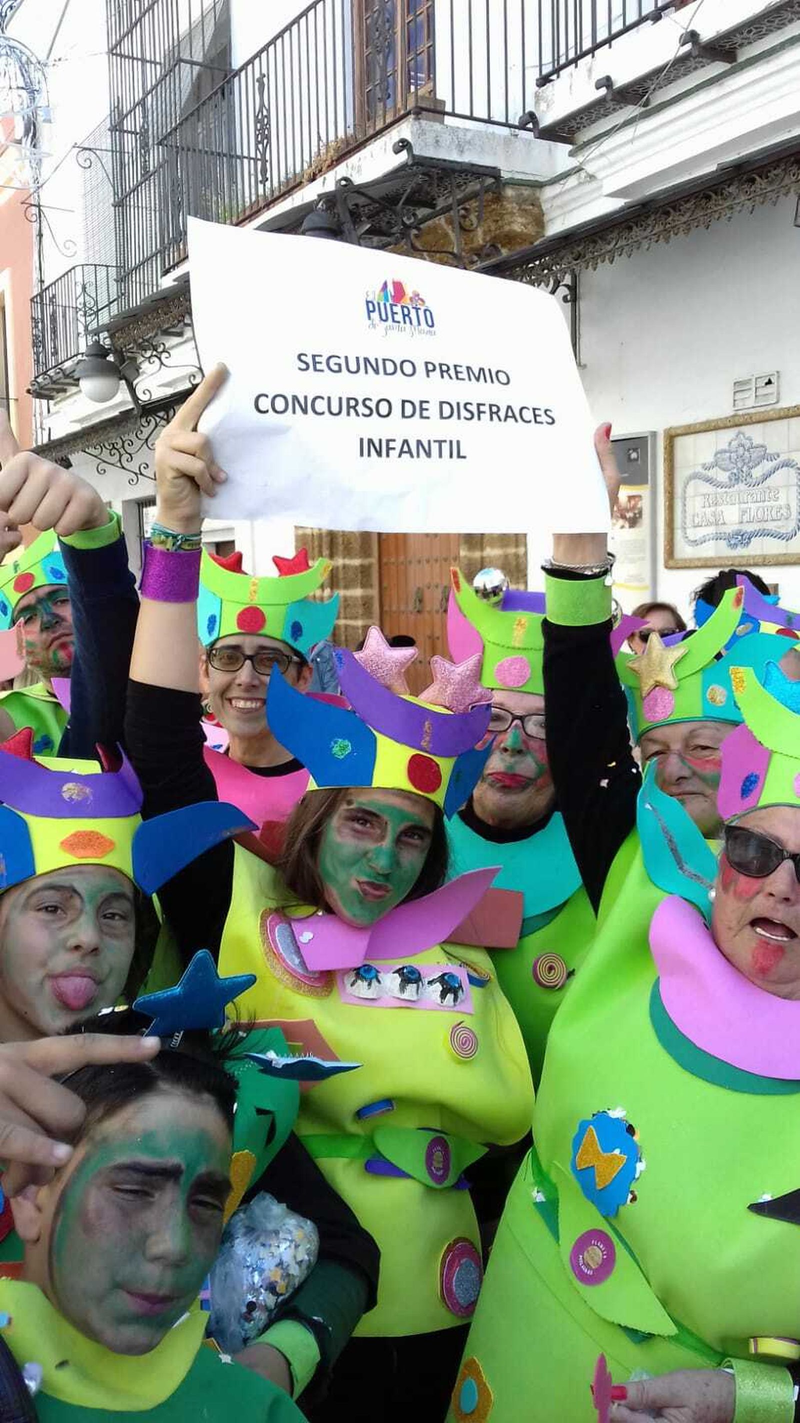 La barriada de Los Milagros, donde han elaborado su disfraz manualmente, han ganado el segundo premio.