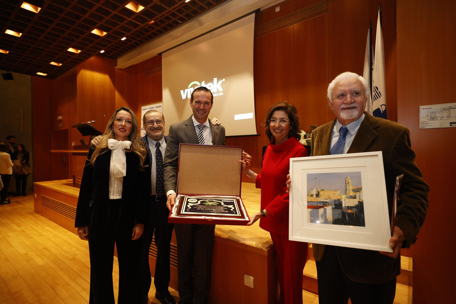 La doctora Cristina Ramos Guillén, tras recoger anoche el XXVI Premio Doctor Antonio Rafael Rodríguez Moragues
